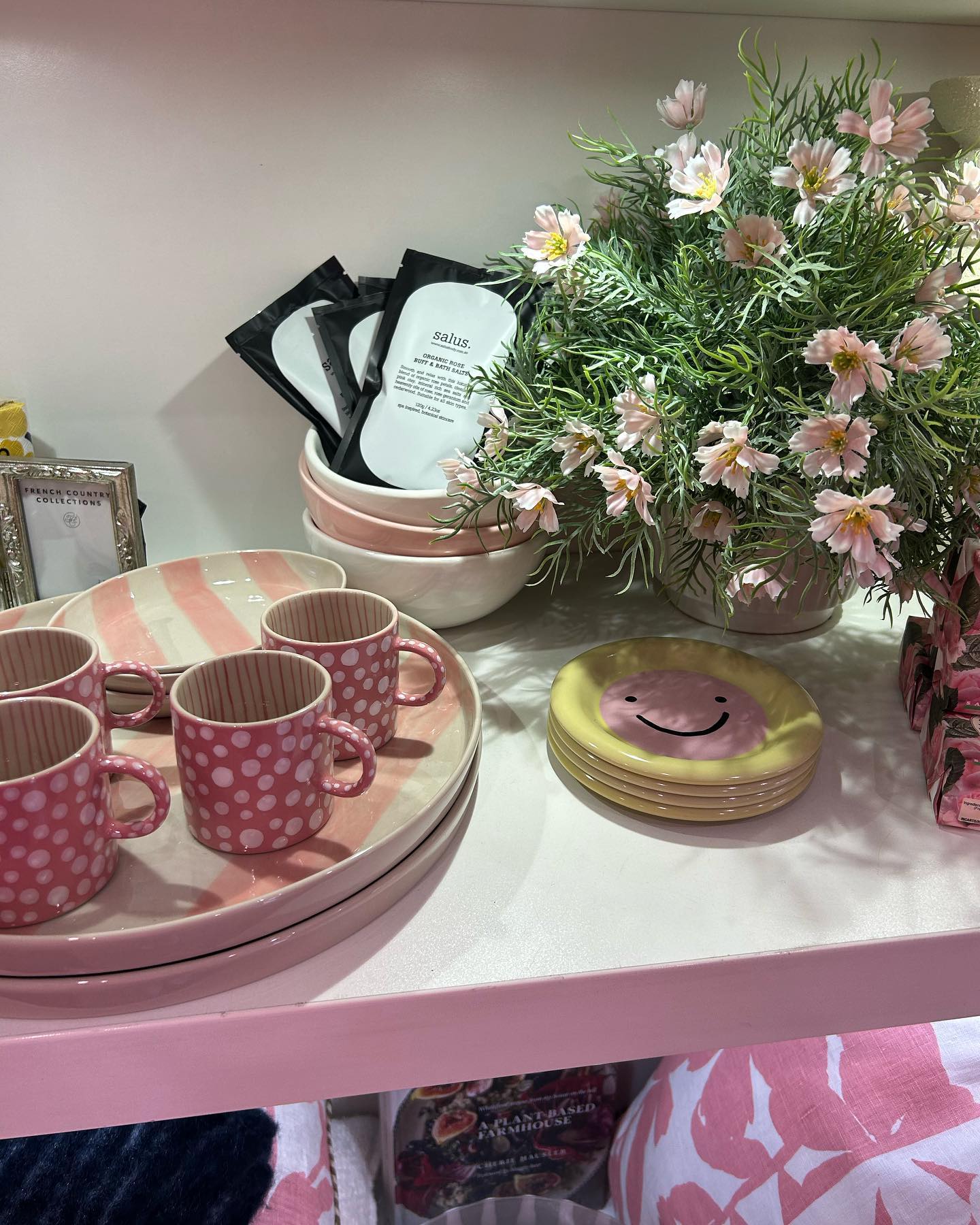 ❄️ It’s cold outside but it’s warm and cosy in here! We have lots of beautiful homewares, gifts, plants, books, children’s items and more