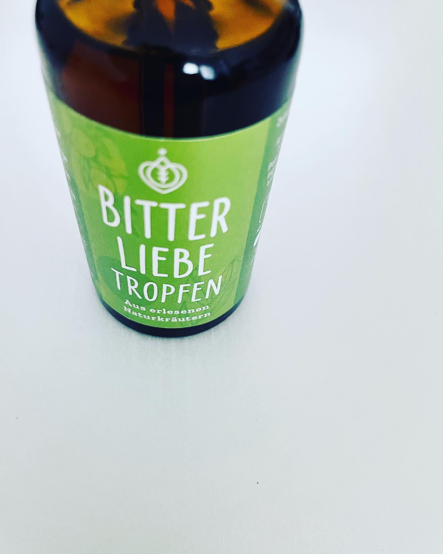 Bittertropfen - schon davon gehört? 🤔
Sie enthalten wichtige sekundäre Pflanzenstoffe, die für eine gute Verdauung und ein schneller einsetzendes Sättigungsgefühl sorgen 👏🏻
Leider sind die natürlichen Bitterstoffe heute weitgehend aus unserem Alltag verschwunden. Einzig in der mediterranen Küche sind sie über Artischocken, Olivenöl und bittere Küchenkräuter vermehrt noch zu finden 🌿🫒
Sie helfen bei vielen Verdauungsstörungen…
➡️ Appetitlosigkeit, Aufstossen, Blähungen, Krampfneigung, Verstopfung, Völlegefühl, Leberschwäche, Störung der Gallenblase, etc.
…haben auch eine anregende und kräftigende Wirkung auf den ganzen Organismus. Wirken Müdigkeit und Schlappheit entgegen - viele finden damit zu neuem Elan 💪🏼
Tipp für Naschkatzen 💡😺
Unsere Geschmäcker sind zu einem grossen Teil auf Süsses getrimmt 🍫🍪 Bitterstoffe fördern eine gesunde Balance - bei deinem nächsten Verlangen nach Süssem greif zuerst mal zu Bitterstoffen und warte ab, was dies auf sich hat 😉
Erfahrungsberichte sind gerne willkommen 🙌🏼
➡️ Interessiert dich das Thema? Leidest du unter Verdauungsstörung oder hast ein anderes Anliegen?
Gerne unterstütze ich dich dabei 🤗