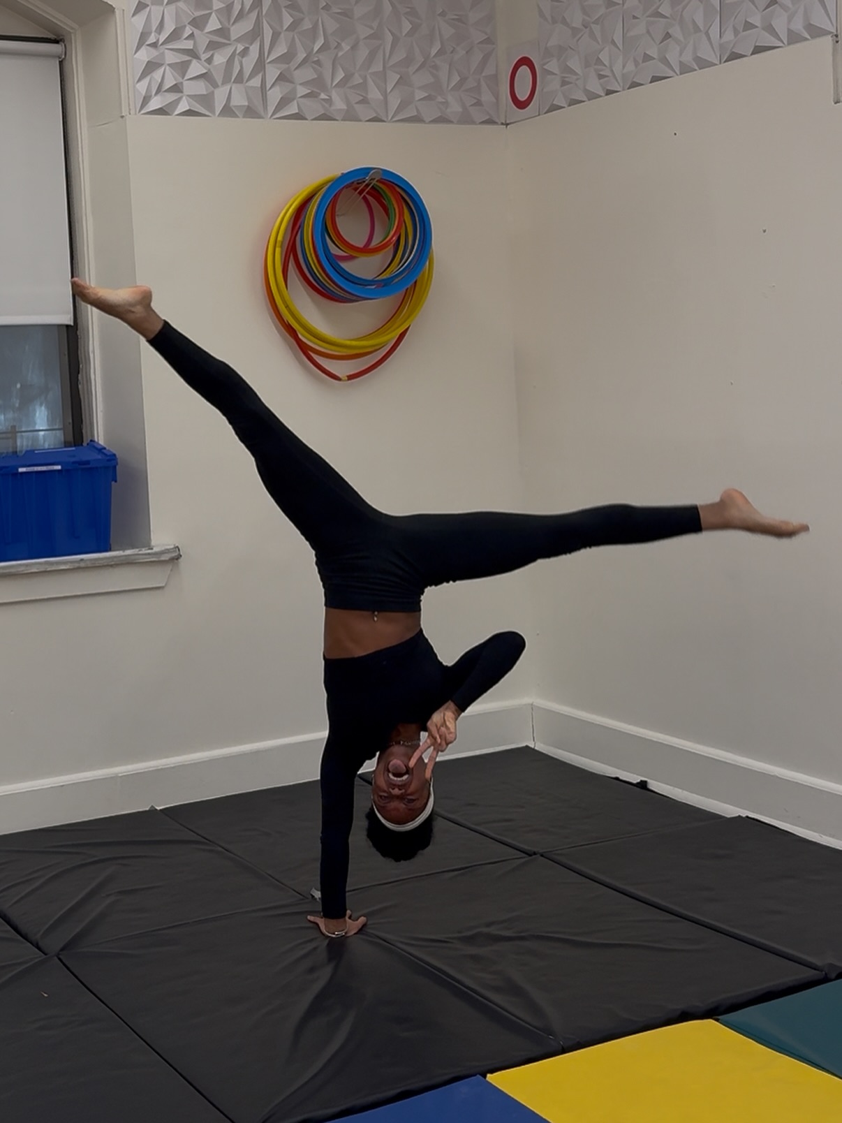 Hey, Hiiii, HELLOOO 😂👋🏾 I could be running the gymnastics program at your local school 😝🤸🏾♀️ which is exactly what we’ve been up to lately in partnership with @dkayhenrysoccer. Oh heyyy 👋🏾
Reppin’ my set 🌞🥰: @flavorsofmovement
#nyckidsprograms #nycgymmastics #nycschoolprograms #nycschools #nycfitness