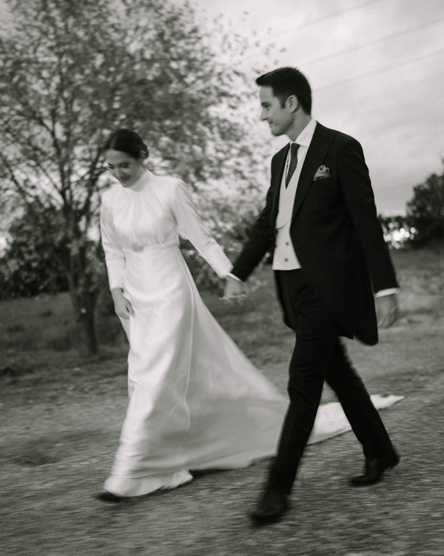 Que te traigan de Barcelona a Madrid para esto... sí a todo.
A veces salir de tu ciudad da respeto, pero con parejas como Carmen y Lean todo es facilísimo. Lo tuvieron todo: un estilo impecable y, sobre todo, esa actitud relajada que hace que las cosas fluyan solas, sin forzar nada.
Gracias, pareja, por la confianza.
Os dejo este adelanto, pero estad atentos porque tengo el resto del reportaje en la recámara😍😍
Espacio: @grupomonico (El Cortijo de Mónico)
Flores: @elenasuarezandco
Vestido: @jyncouture
Chaqué novio: @protocolonovios
Chaleco novio: @landerurquijo
MUAH: @silviamartinabeauty
#elcortijodemonico #fotografodebodas #juanfrapalos_fotografia #weddingday #bodasmadrid