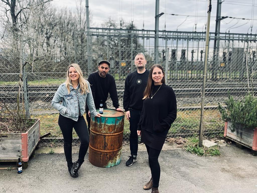 … und schon ist ein Jahr vergangen seit unserer letzten Show. Wir waren kurz mal weg - und das nicht ohne Grund: Isabella ist nun (a very rockin’) Mama😍Läck sind wir stolz! Und mit viel Freude, Dankbarkeit und einem Kribbeln im Bauch dürfen wir verkünden, dass wir diesen Sommer & Herbst einige riiichtiiiig tolle Konzerte & Festivals spielen dürfen. Aaaaaaiiii! Daten & Details folgen bald - seid gewiss, wir können‘s kaum erwarten❤️
#wemissedyou
#mamaisarockstar #neueskapitel #stillhere #oldfarts #bandlove #mamaband #delilahs #wirkönnensnoch