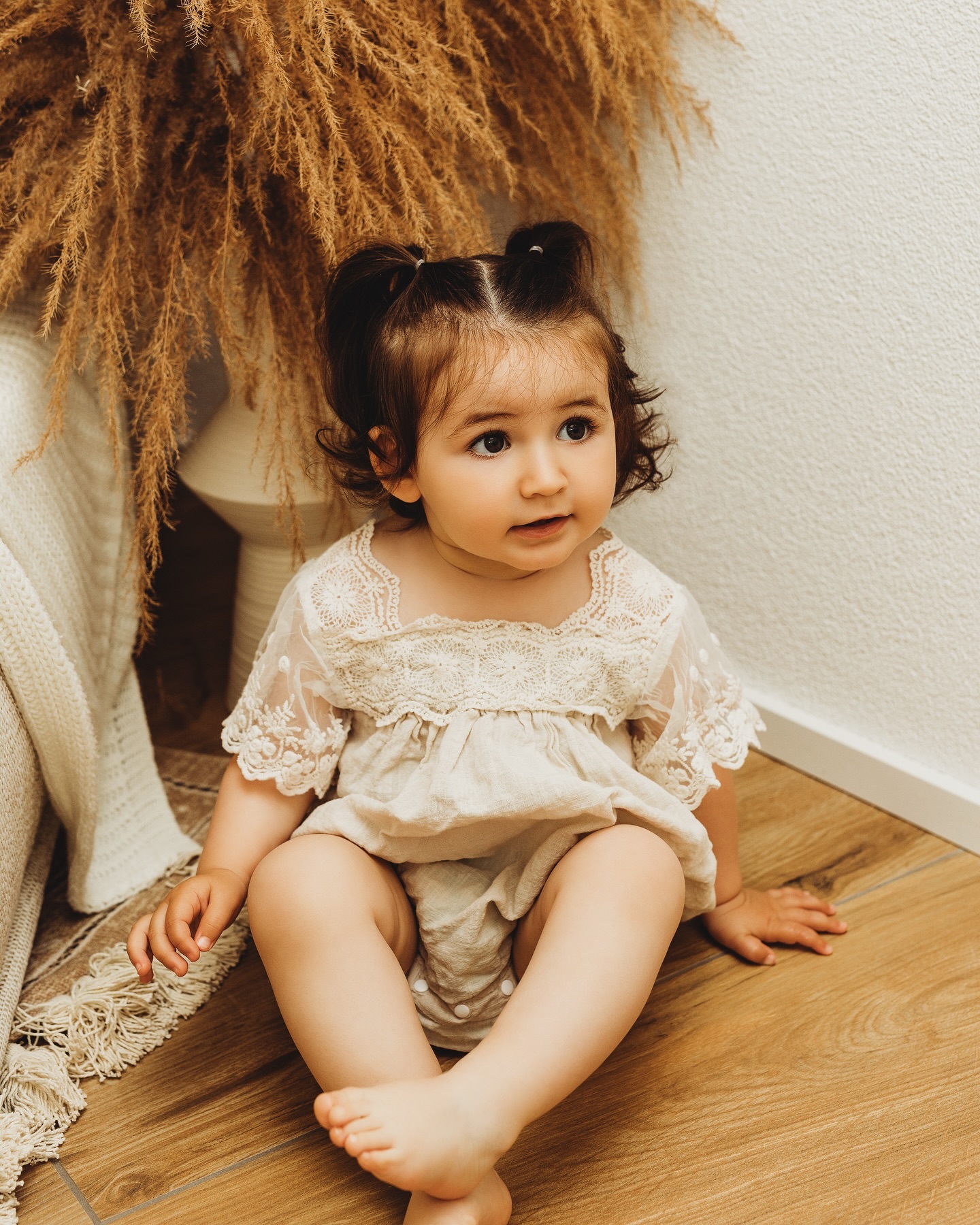 Guten Morgen Ihr Lieben,
Ich werde so oft gefragt, ob es sich denn lohnt mit Kleinkindern ein Shooting zu buchen, weil sie nicht hören und still halten. Diese Antwort würde ich persönlich mit einem lauten JA beantworten und möchte all den Mamis, die solche eine Frage stellen, eine Gegenfrage stellen: Was erhoffst du dir von den Bildern? Möchtest du ein Kind ohne lebhaften Ausdruck auf dem Foto oder möchtest du eine wahre Erinnerung, ein Foto, dass dein Kind mit seinem Charakter zeigt? Möchtest du Bilder mit einem künstlichen, erzwungenen Lächeln oder doch lieber Bilder mit einem herzhaften Lachen?
Außerdem, nur weil ein Kind älter als 1 ist, heißt es nicht, dass es automatisch kein schönes Shooting wird. Solange du entspannt bist und genießt, ist dein Kind auch entspannt. Wenn du angespannt bist, weil du unbedingt bestimmte Posen von deinem Kind erwartest, dann ist die Wahrscheinlichkeit groß, dass das Kind bockt.
Und jetzt schaut euch die kleine Maus auf dem Bild an. Schaut sie mir gerade in die Kamera und lächelt? Nein. Ist das Foto deswegen weniger schön? Ich persönlich mag dieses Foto so sehr, weil die Maus diesen Schlitzohr-Blick hat. Ihre Mama wird immer daran erinnert werden, wie die Maus geguckt hat, wenn sie ein Schlitzohr war und ist das nicht eine mega schöne Erinnerung?
Zögere also bitte nicht und lass dich nicht abhalten, sonst verpasst du super schöne Momente für immer festzuhalten. Ich verspreche dir, ich gestalte euer Shooting zu einem unvergesslichen Highlight und liefere Fotos, die euch zum schmunzeln, lachen und manchmal auch weinen bringen.
Vertraust du mir?
Seid ganz feste gedrückt,
Eure Marion 🫶🏼