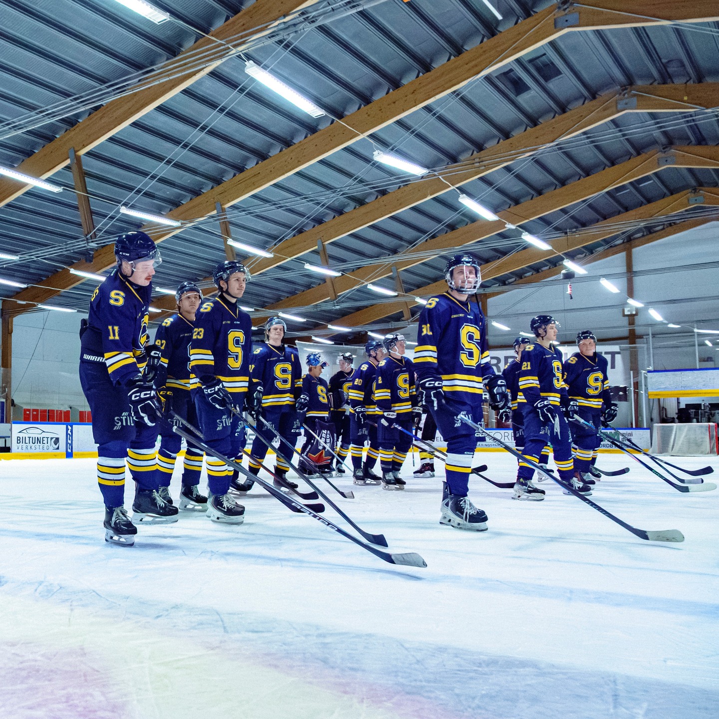 Det kjempes på flere fronter i 1. divisjon og en klubb som stikker seg fram er @ski_ishockey_elite - klubben med sine 128 tilskuere i snitt er i en skarp posisjon om sluttspillet med drøye 10 kamper igjen å spille. Vi dykker litt dypere i den lille annerledesklubben og hvorfor de leverer varene
Les om saken på hockey4you.no
#2hockey #hockey4you #norskishockey #norskhockey #1div