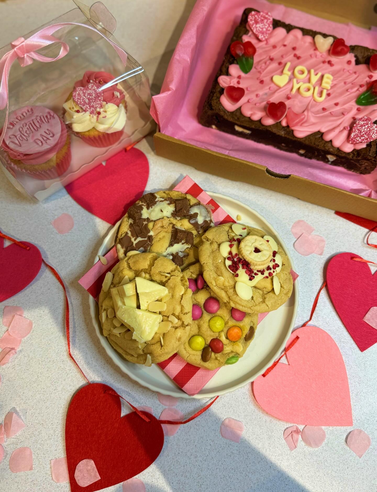 โค๏ธ Valentines collection โค๏ธ
๐ช Box of 4 stuffed cookies.
White chocolate & raspberry, Smartie, Kinder Bueno, White chocolate Toblerone
ยฃ12
๐ง Gift carry box of 2 cupcakes ยฃ7
๐ซ Brownie slab
Double chocolate brownie topped with white chocolate spread and Valentines chocolates & sweets ยฃ16
Collection from CF72 & SA15 Friday February 13th
Cookies and brownies can be postal also ๐
Please message to order.
๐ค
