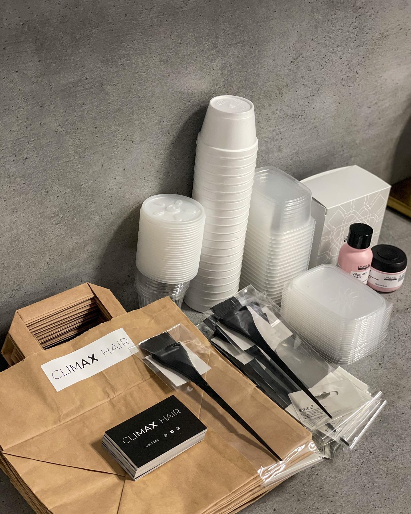 🥰 Ook vandaag hebben we weer mensen blij mogen maken met Climax Hair kleurpakketten. Deze pakketten worden speciaal voor jou samengesteld zodat je zelf thuis, met behulp van een handleiding, een kwalitatief goede kleur in kan zetten. ✨ Zo zie je er alsnog stralend uit voor de feestdagen!
.
Onze hoge kwaliteit kleurpakketten zijn de gehele lockdown bij ons te verkrijgen, zelfs op 24 december!
.
📲 Interesse? Bel ons dan gerust voor meer informatie of stuur ons een berichtje via onderstaande WhatsApp link. Onze stylisten helpen je graag.
.
(Uiteraard zijn de kleurpakketten voor onze kleurabonnees helemaal gratis!)
.
www.climaxhair.nl
☎️: 043 450 1973
WhatsApp: wa.me/31434501973