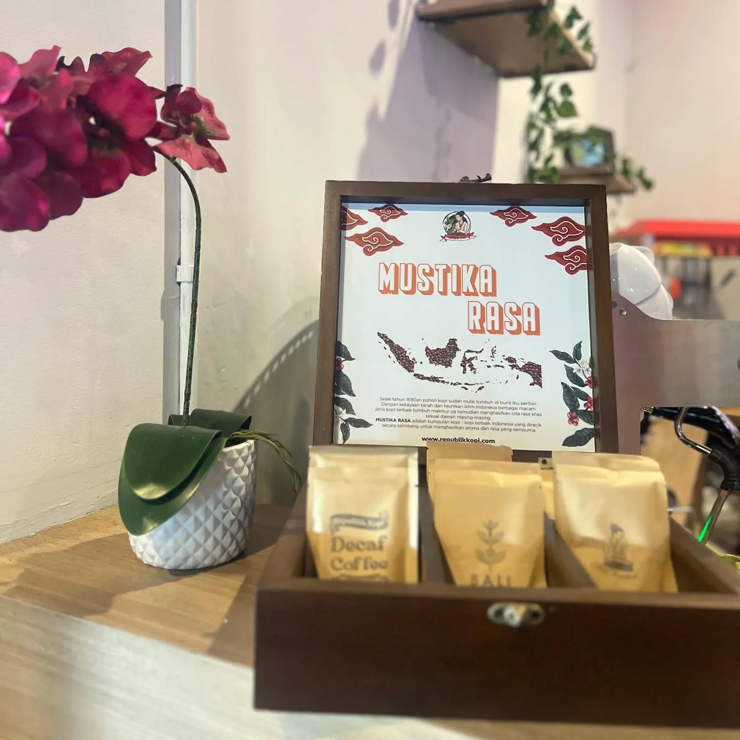 Mustika Rasa Heritage Coffee sudah bisa kamu dapatkan di @rumarumaambon ☕️