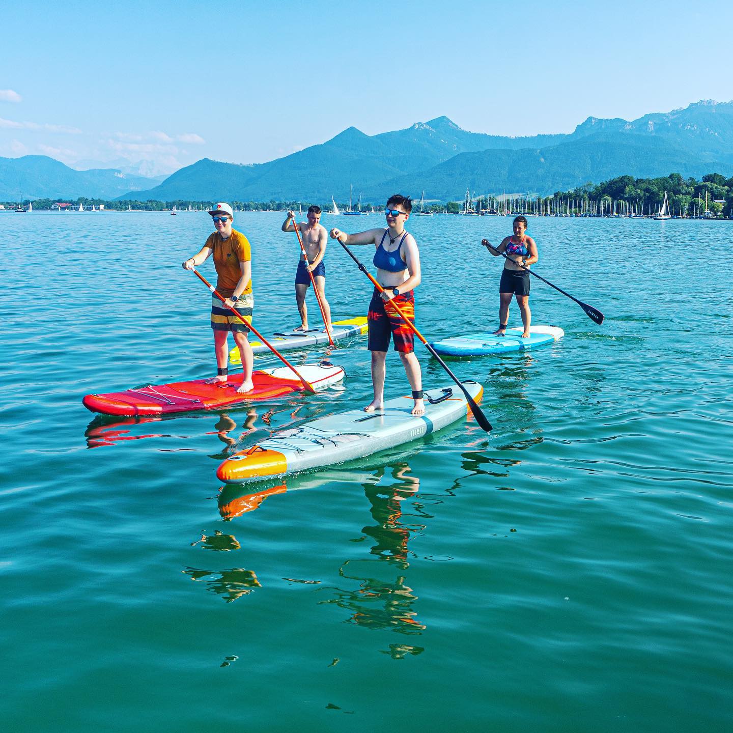 Unser Programm am ☀️-Wochenende:
- Sa + So 11:00 h: Einsteigerkurs mit @thomas_pfannkuch
- Sa 14:30 h: Fortgeschrittenenkurs mit @thomas_pfannkuch
- So 11:00 h: SUP Yoga mit @blueberry.picker
🏄🏻♂️🏄🏼♀️ SUP-VERLEIH: Wir haben zu jeder Zeit noch freie Boards 😎
#sup #standuppaddle #standuppaddling #paddleboarding #paddleboard #stehpaddeln #decathlon #itiwitsup #prienamchiemsee #prien #chiemsee #chiemgau #chiemseechiemgau #chiemseemomente #chiemseeliebe #chiemgauliebe