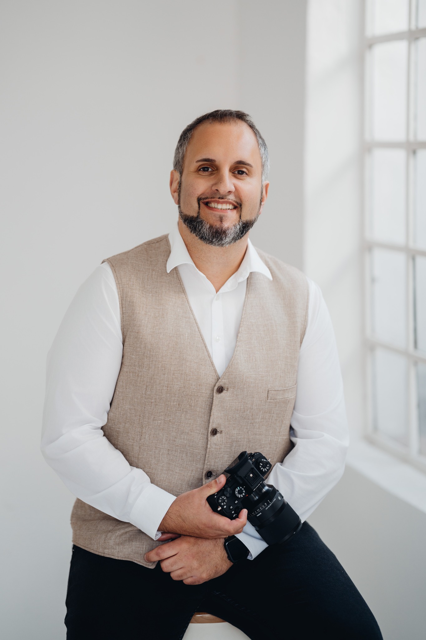Euer First Look am Hochzeitstag 👰🏼♀️🤵🏻♂️
.
Wenn die Aufregung der puren Vorfreude weicht. ✨
Ich liebe den First Look nicht nur wegen der Fotos, sondern wegen dem Gefühl, das in der Luft liegt.
Keine Gäste, kein Zeitplan, nur ihr zwei ❤️
Es ist der einzige Zeitpunkt am Tag, wo ihr beide einfach komplett für euch seid.
#firstlook #firstlookwedding #brautpaarshooting #wirheiraten2027