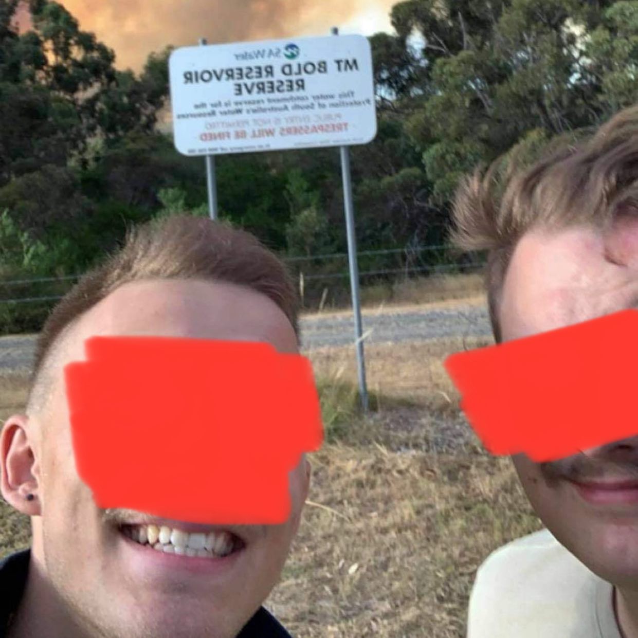 These two fine young specimens think #bushfires are a joke! Disgusting shameful behaviour! Our #cfs crews are working their butts off trying to contain this fire and all you two could think about was talking a selfie - put some meaning into your life by stepping away from your self-entitlement and sign up as volunteer firefighters! 🤬🤬🤬 #cherrygardensfire