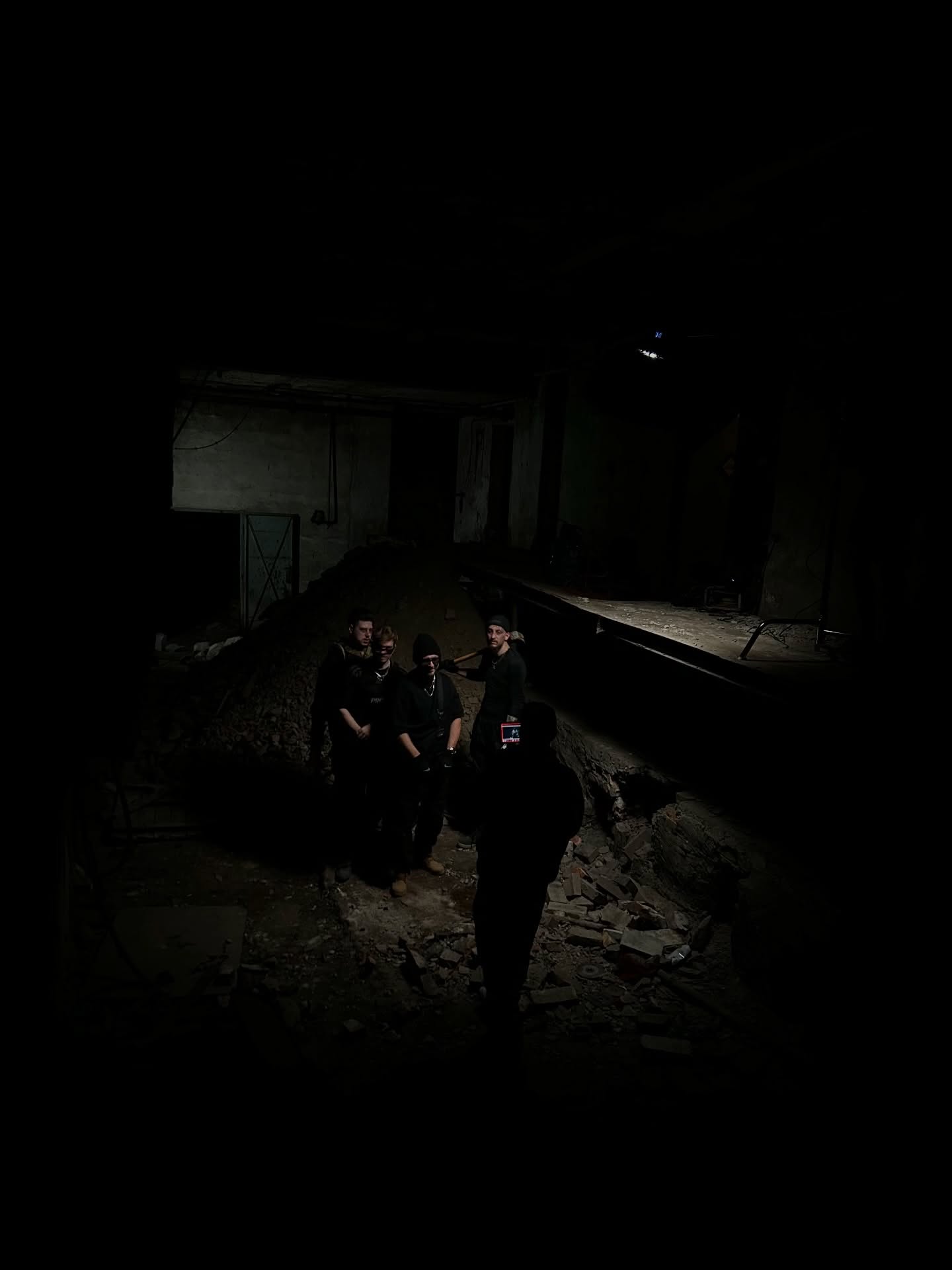 Nowy klip z naszej nadchodzącej płyty już w ten piątek 🔥
Kilka fotek i zajawek tego, co nadchodzi… a to dopiero początek.
Dziękujemy wszystkim za pomoc w tym przedsięwzięciu 🫡
Ekipie @nicestory.co co za klip oraz @pmbtz.scbd za realizację i m/m tego numeru 💪
AVENEW bejbi 🔥
#avenew
#nowyklip
#nowamuzyka
#polskamuzyka
#szczecin