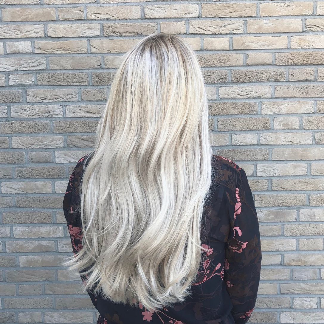 COLOR.ME is een kleurlijn met glanzende en multidimensionale haarkleuren ontstaan vanuit Kevin Murphy’s visie om session werk en fashion samen te brengen. Wat er in de tube zit, is net zo belangrijk als de kleur die wordt gecreëerd. Daarom proberen we een haarverf te creëren die voor het milieu en onze klanten minder schadelijk is. #colorme #kevinmurphy #kevinmurphynl #salonbellavita #blondehair