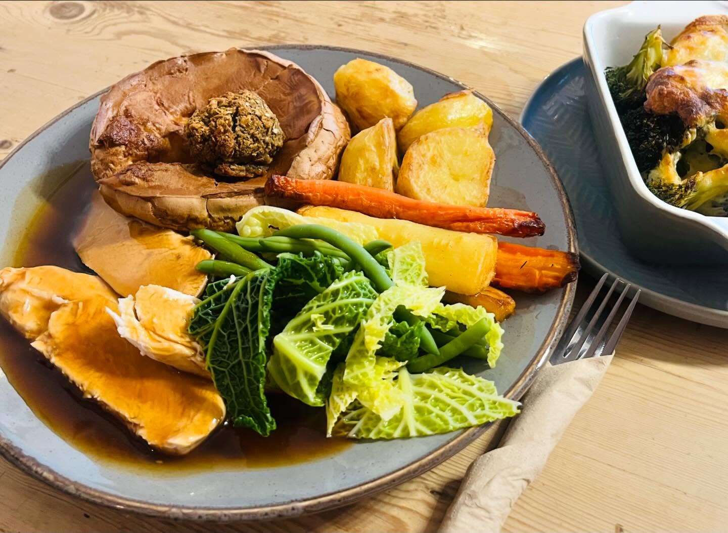 We are Fully Booked this Saturday 24th Evening. HOWEVER, our delicious Sunday Lunches return TOMORROW!
On the Menu this Week is beautiful Knightwick Roast Beef, Roast Chicken, Nut Roast and a selection of Children’s dishes. Served 12-3. Check out our Menu at:
www.foxandhoundslulsley.com