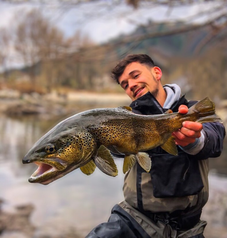 Une petite pluie fine, pas de vent, rien de mieux pour aller taquiner les grosses truites en sèche. Après de nombreuses heures à traquer sans résultat, j’ai ressenti qu’aujourd’hui c’était le bon jour. J’arrive sur les lieux, le grand plat est lisse et il n’y a pas un bruit pour venir déranger cette tranquillité, je décide de m’asseoir et d’attendre un peu pour voir l’humeur de la rivière. Je vois de jolies petites éphémères prendre naissance et s’envoler au dessus de l’eau. Le spectacle est magnifique sous cette pluie fine, et d’un coup un bruit réveil mon attention, « Bloup », je regarde et un premier poisson vient de se mettre en place 15 mètres en dessous de moi. En regardant la trajectoire du poisson, je vois très bien que c’est une truite de 30-35 cm, je décide de ne pas la pêcher pour préserver le spot. Quelques minutes passent et en face de moi je vois un gobage discret, collé contre la berge. Là c’est plus intéressant ! Mais impossible de l’attaquer depuis là où j’étais. Je décide de traverser et de l’attaquer juste derrière elle, je me poste et reste calme. Le poisson est toujours là, je décide de mettre une petite olive Halieutique H16. Je lance une première fois, un peu trop à gauche, puis une deuxième fois et là je vois cette grosse gueule se refermer sur mon olive. J’attends 1 seconde que le poisson redescende et je lui met un ferrage appuyé, la truite comprends très vite et pars à toute vitesse dans les cailloux, le combat est rude et intense, le poisson vient à moi après deux ou trois autres rushs et le voilà à l’épuisette. Quand je vois cette beauté je ne peux m’empêcher de remercier la nature et la vie de me permettre de vivre ce genre de moments incroyables ! Une chance inestimable de toucher ce genre de beaux poissons Français en sèche.
#flyfishing #trout #troutfishing #troutcandy #troutcreek #troutbum #troutflies #troutfly #flyfishingwyoming #flyfishingaddict #flyfishingphotography #flyfishingart #flyfishingadventures #peche #pecheur #pêcheur #pechefrance #pecheauleurre #pechealamouche #truite #truitefario #bigtrout #browntrout #troutfishing #grayling #truitesauvage #troutlife #troutlures #release #nokill