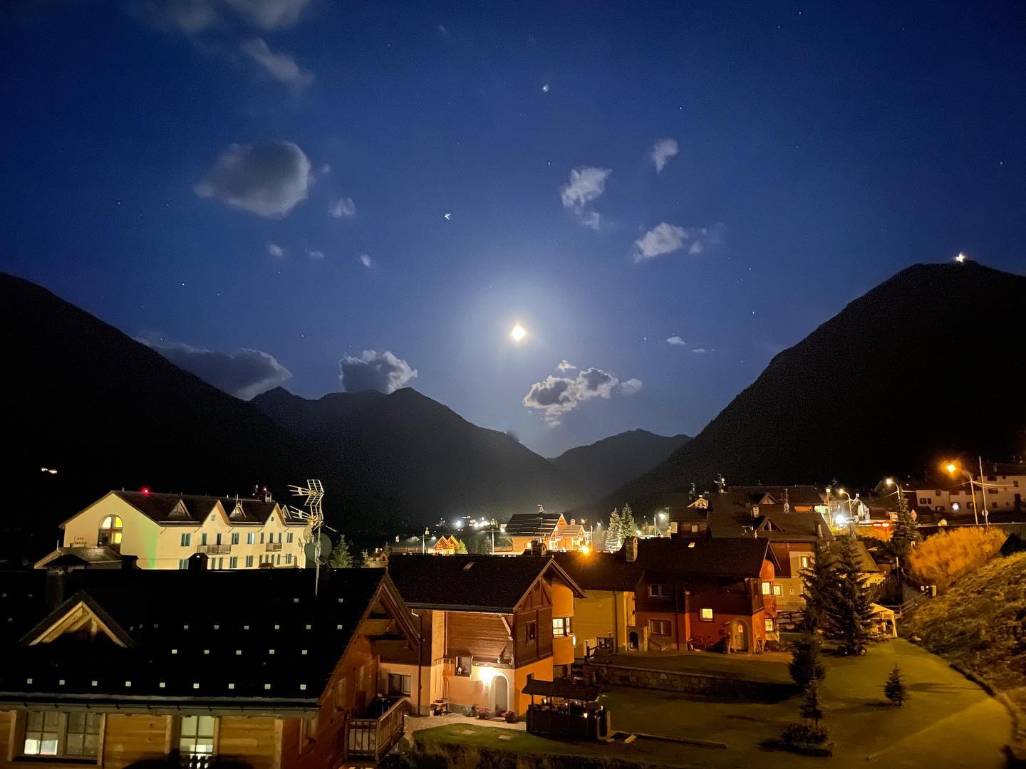 #night #view #feelthealps #livigno
Thanks, @silviacedri for sharing this amazing pic from last night! ❤️
#amazingview