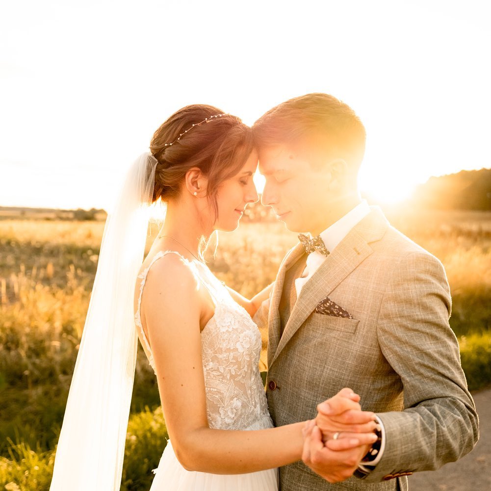 ✨A & L ✨
Immer noch sehr verliebt in die Bilder mit diesen beiden ♥️
.
.
.
#bohowedding #lookslikefilmweddings #yourockphotographers #bridetobe #junebugweddings #adventurouswedding #weddingphotographer #bohobride #belovedstories #elopmentlove #thewanderscommunity #heywildweddings #goldenhourlove #dirtybootsandmessyhair #loveandwildhearts #shesaidyes #youngandwildstories
#hochzeit2023 #hochzeitstag #weddingday #brautportrait #brautinspiration #brautstrauß #bridalbouquet #hochzeitstipps #hochzeitwuerzburg #würzburg #hochzeitsplanung #heirateninfranken #hochzeit2024💍💕