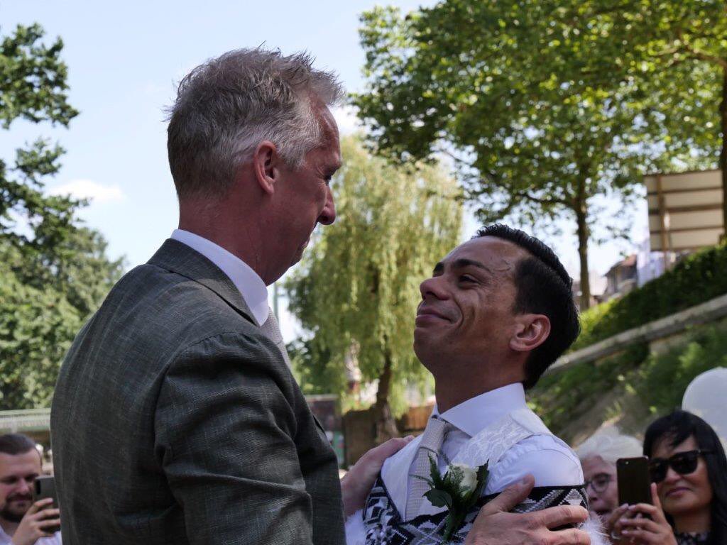 Het JA-woord op een boot in de Utrechtse grachten: waarom niet? De ceremonie van Richard en Reece was luchtig, vrolijk en ontroerend. Er zijn nog zoveel meer bijzondere plekken te bedenken voor een onvergetelijke ceremonie. Ik ben overal voor in.
#trouwen #huwelijk #ceremonie #trouwlocaties #ja-woord
#bruidspaar #geloften #bijzondere locaties
