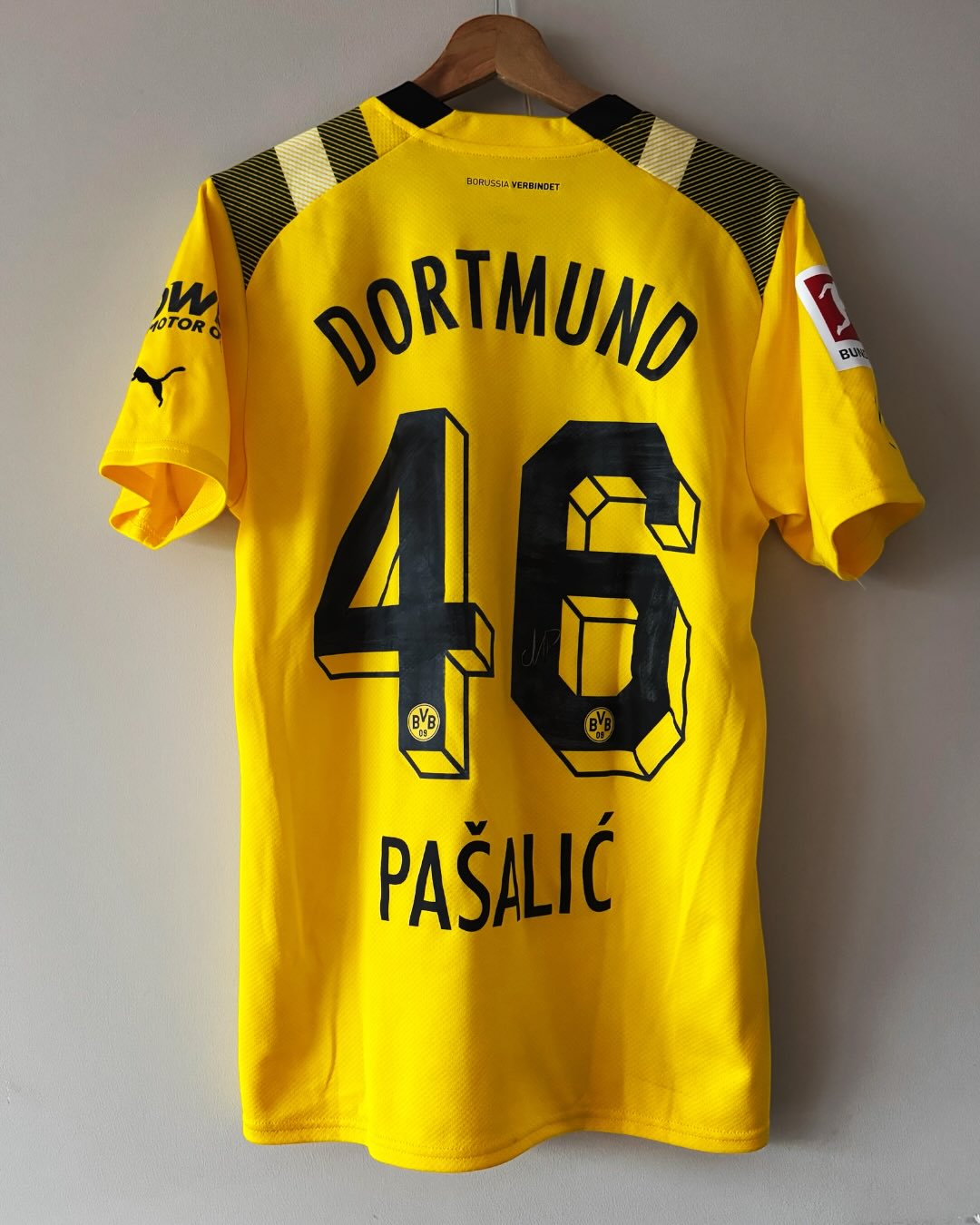 New yellow-black shirt added to my collection.๐๐ค
Marco Paลกaliฤ match-worn shirt
๐ธ๐ฌ Lion City Sailors vs. Borussia Dortmund ๐กโซ๏ธ
Friendly match โข November 24 โข 2022
Final score: 2-7
A special piece from BVBโs Asia Tour ๐
#matchworn #dordmund #borussia #germany