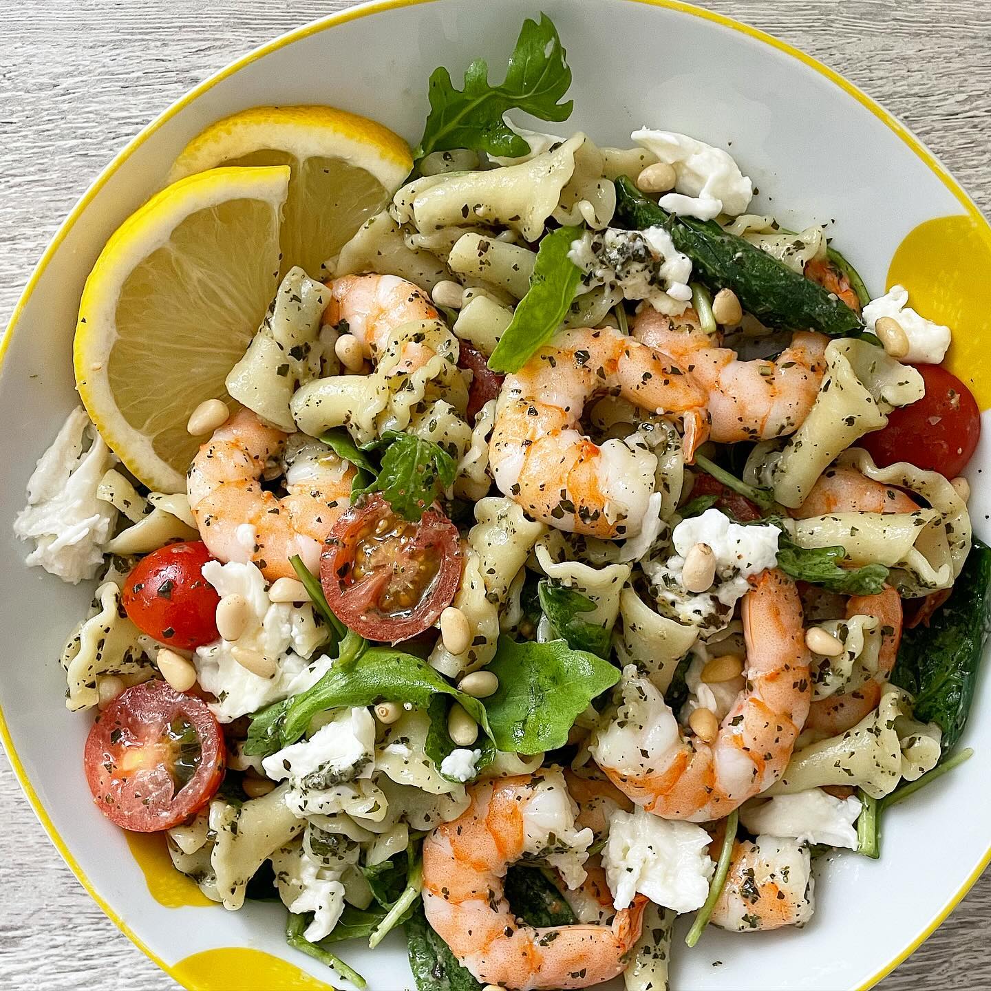 Gigli pesto pasta, lemon king prawns, tomatoes, spinach, rocket, feta and pine nuts 🍋