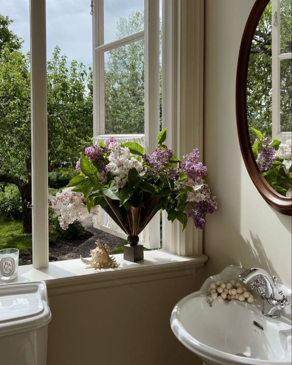 Friday inspiration ☀️🪟🌷
.
.
📷 via @hannahingelsten