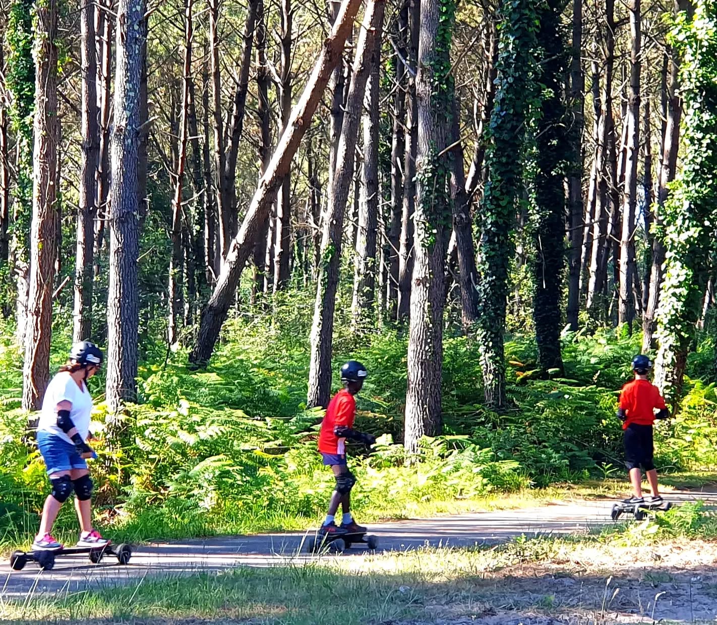 Cet été on se promène à l'ombre avec nos skateboard électrique.🏖
On propose de s'aérer, se détendre et de sentir le doux parfum des Landes.🌲🌻
Une nouvelle facon de découvrir son lieu de vacances.
.
#esk8 #baladeskateelectrique #baladeskate #leslandes #baladenature #electriqueskateboard #molietsplage #vieillestgirons #vieuxboucau #soustons #Seignosse
