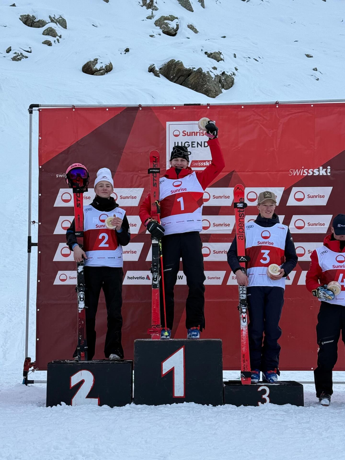 National und Regional erfolgreich! Beim 🇨🇭nationalen Vergleich der besten sechzig U14/U16 Athleten der Schweiz erringt Jan mit Laufbestzeit im zweiten Durchgang die Silbermedaille 🥈💪💪💪 im GS! Beim regionalen SL des SC Einsiedeln im Hoch-Ybrig holen Yven und Finn in ihren Kategorien den 2.Platz💪💪
@hoch_ybrig
@stoeckli_1935
@sweetprotection