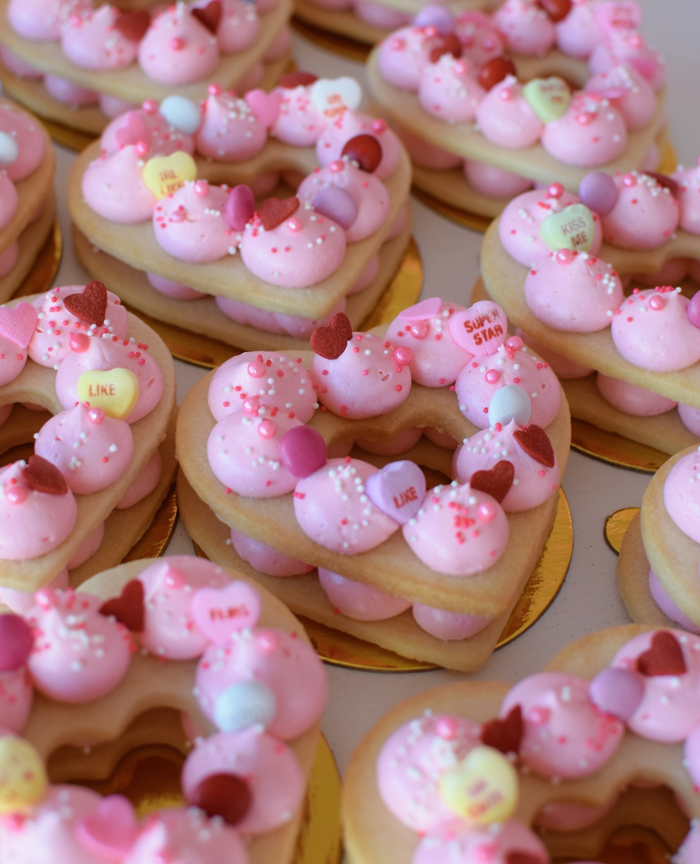 Our Valentine’s Collection is here 🌹♥️
Pre-orders are open through Feb 7 with pickup on Feb 14.
From Sugar Cookies to Cookie Cake to Macarons- there’s something sweet for everyone 🥂
We also added one Valentine’s class to the calendar 💕