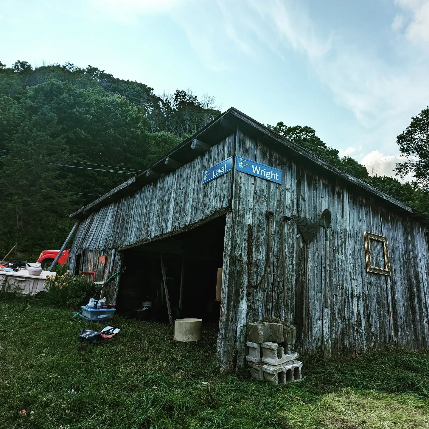 Petite shop deviendra grande !
La shop à Madeleine, en hommage à ma lignée de femmes bâtisseuses, est en train de naître sur le rang Ste-Madeleine, dans la pittoresque Petite-Nation.
Je rêve d'y bâtir de grandes choses et ultimement , d'implanter cet atelier dans l'immense grange a restaurer! Chaque action nous amène vers la victoire 💥
Je n'ai pas manqué d'y inclure une petite touche de nostalgie!
(Ça, c'est juste la remise. La grange est en travaux de restauration majeure! À suivre)
#vhforlife #petitenation #atelier #grange #lashopàMadeleine #rangstemadeleine