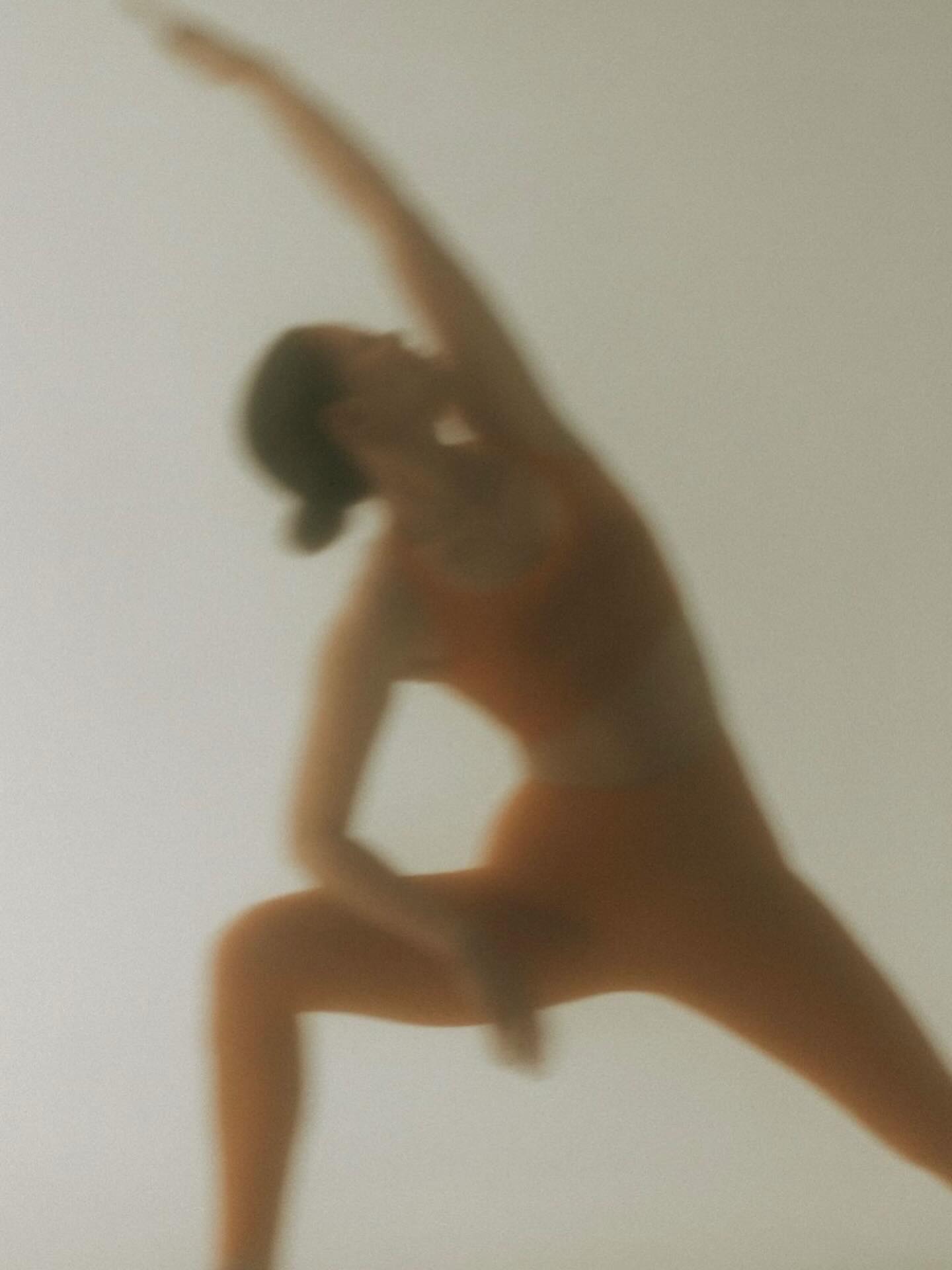 🔥 Hot yoga op dinsdagavond 🔥
Vanaf 3/2 duiken we samen 5 weken de warmte in.
Elke dinsdag van 19.30 tot 21u.
Elke week dezelfde sequence,
dezelfde groep,
en toch telkens iets meer ruimte, kracht en souplesse 💦
Samen zweten, lachen, voelen en groeien.
Er zijn nog 4 plekjes vrij.
Voel je dat dit voor jou is?
Warm welkom via deze link https://balans-yogaschool.kit.com/91ce8df6e3 🤍🧘♀️