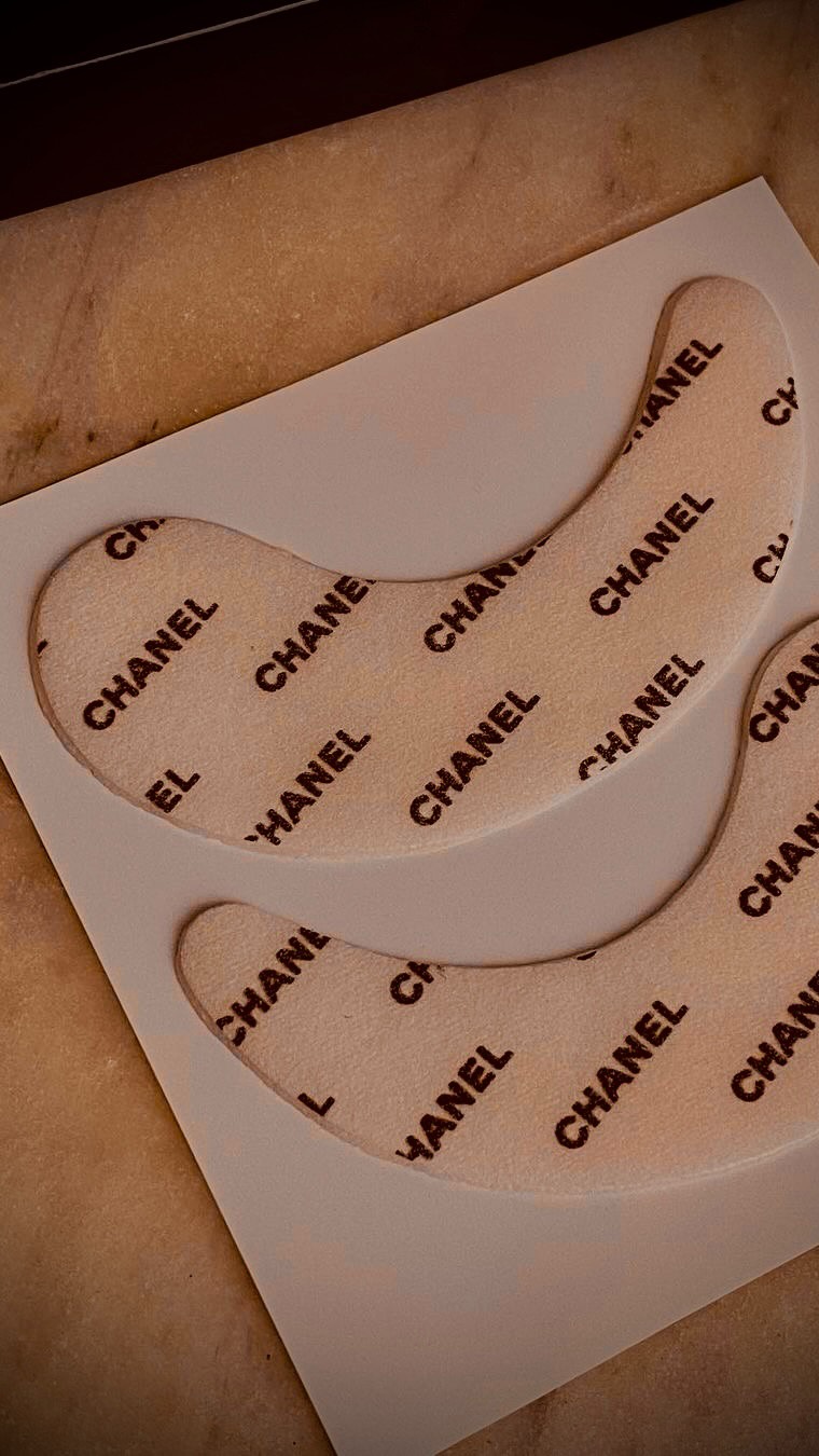 Volume lashes, but make it dainty 💕
Not caterpillar lashes.
Not heavy, overwhelming extensions that scream “LOOK AT ME.”
Just beautifully full. Intentionally light. Perfectly balanced for YOUR face.
Because here’s the thing:
Your lashes should enhance what you already have, not overwhelm it. Not costume it. Not turn you into someone else.
When I design volume lashes, I’m thinking about YOUR eye shape, YOUR natural lash line, YOUR lifestyle.
I’m not copying Instagram trends. I’m not doing cookie-cutter sets.
I’m creating something that feels like the most elevated, most confident version of you 🤎
That’s what intentional lash design looks like.
Ready to experience the Fernormenal Design Experience?
Link in bio