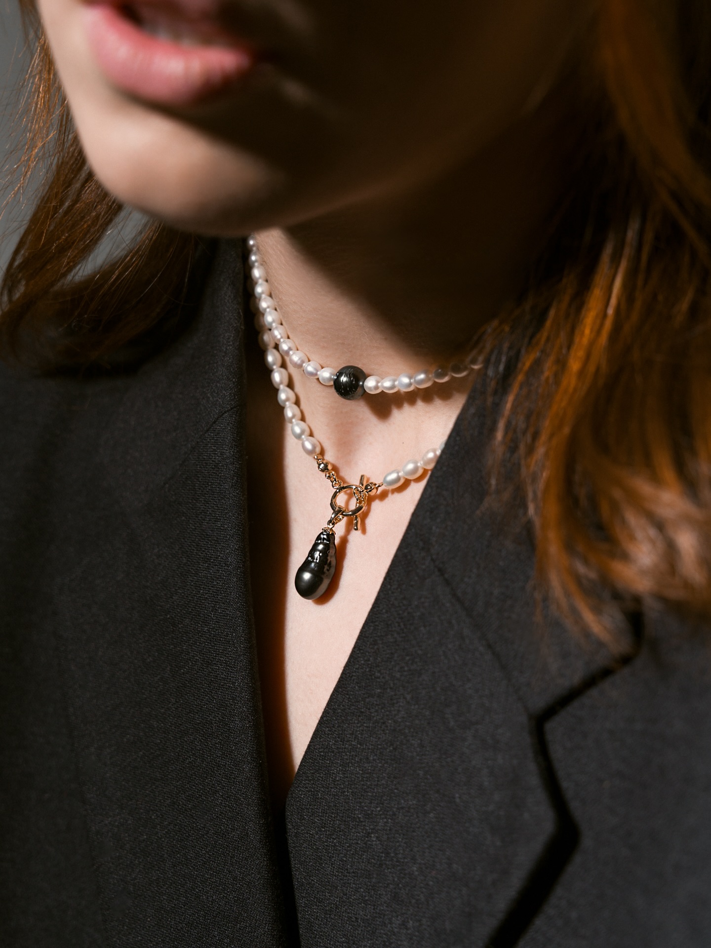 Quel collier préférez-vous ? Oh, attendez, les deux colliers ensemble sont superbes aussi !
Which necklace do you prefer? Oh wait, two necklaces together look great too!
#tahitianpearl #pearlnecklaces #bijouxartisanaux #madeinfrance #valentinesgift