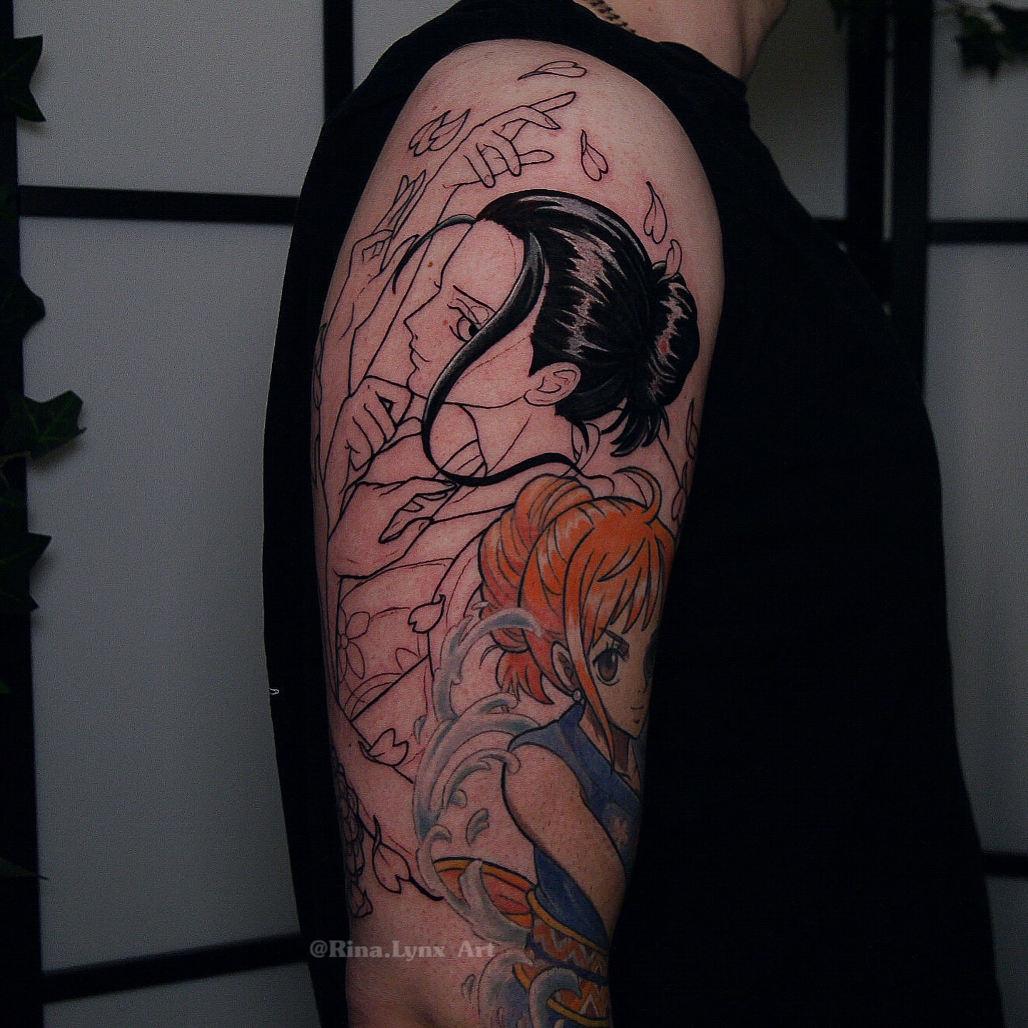 • One Piece Sleeve • 🏴☠️
So langsam geht’s Richtung Endspurt bei David 🥹☺️
*Whoop Whoop 👯♀️🪩*
___
Ich hab richtig Spaß daran, Sleeves zu entwerfen und umzusetzen ~ob Anime oder Flora & Fauna. 🥰 Mein Stil bewegt sich zwischen illustrativ/semirealistisch und neotrad, gern bunt, black&grey geht natürlich auch.
Du findest mich in Berlin in meinem privaten Atelier an der Storkower Straße. Mir ist wichtig, dass es ein Safespace ist, besonders für FLINTA*, neurodivergente und queere Menschen. Es gibt vegane Getränke & Snacks und einen Ort zum Ankommen ~in Ruhe, mit Reden, Lachen oder auch einfach Schweigen. 🫶
Alles wird von mir selbst gezeichnet, ohne AI.
Wenn du magst, wühl dich gern durch meine Skizzen & WannaDo’s. Wenn dir was gefällt, finden wir zusammen die passende Stelle (und kleine Anpassungen, Farben vs. black&grey etc. gehen immer). Eigene Ideen, Cover-ups, Ergänzungen oder „das Tattoo braucht ein Upgrade“ mache ich genauso gern. 😊
Am einfachsten: Schreib mir unverbindlich bei WhatsApp kurz, worum es geht ~grob reicht völlig. Cynthia hilft mir beim Antworten. Dann klären wir alles in Ruhe (notfalls auch mal per Call) und wenn es passt, suchst du dir einen freien Termin aus. Fragen, Sorgen, Unsicherheiten: jederzeit, wirklich. 🙏
Erster Schritt: ein kurzes „Hallo Rina & Cynthia“ per WhatsApp. Du bekommst eine automatische Antwort mit allen Infos und dem Formular, das du in deinem Tempo ausfüllen kannst.
Ich freu mich auf deine Nachricht und darauf, deinen Wunsch in meinem Stil umzusetzen. 💜
____
done in meinem Atelier @inkandsoft
im @atelier3.0.3 in 10369 Berlin
___
#animetattoo #animesleeve #onepiecetattoo #onepiecesleeve #animetattooberlin