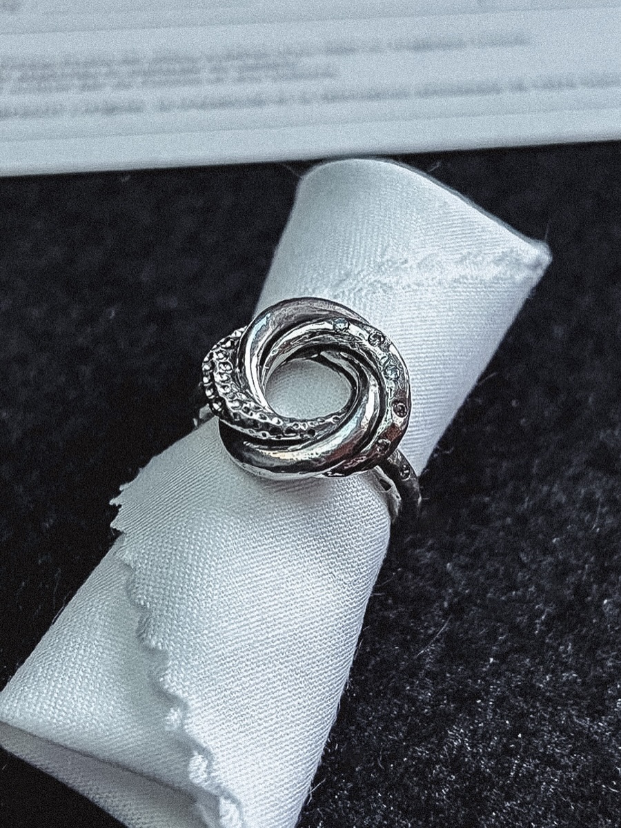 Le noeud d’amour algérien 🪢❤️
Connu grâce aux marins algériens qui tressaient eux mêmes ce noeud avec trois fils ou cordes, pour le donner à leurs femmes lorsqu’ils partaient loin en mer.
Il est symbole d’amour, de lien éternel et de la promesse de leur retour.
On a décidé ici de le décliner en bague, car à l’origine il se porte en collier. Mais peut-être que j’aurais l’occasion de faire le collier aussi 😍
Savez-vous quel film l’a fait connaître? ^^
#noeudamouralgerien #baguedamour #baguenoeud #bijouterie #baguefaitemain