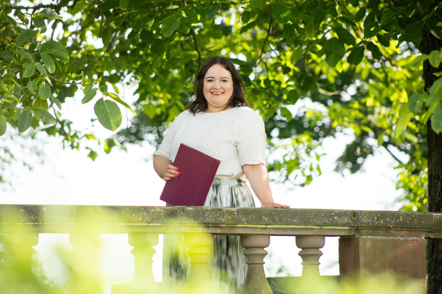 Hello there. 👋🏼 2025 war wild, privat und beruflich. Insta fiel da oft hinten runter, das heißt aber nicht, dass nichts passiert ist. Zwischen Trauerhalle und Hochzeitslocation, einer Lesung, der Moderation von einem Sportevent und so allerlei Dingen war ganz schön viel los. Das Shooting mit der wunderbaren @moni_stamm_photography erinnert an schöne Sommertage, so sieht die Welt in ca. 5 Monaten wieder aus. Verrückt oder? Und jetzt? Der Kalender 2026 füllt sich und ich freu mich auf Eure Anfragen. 🫶🏻
#hochzeit #freierednerin #darmstadt #wedding #inspo