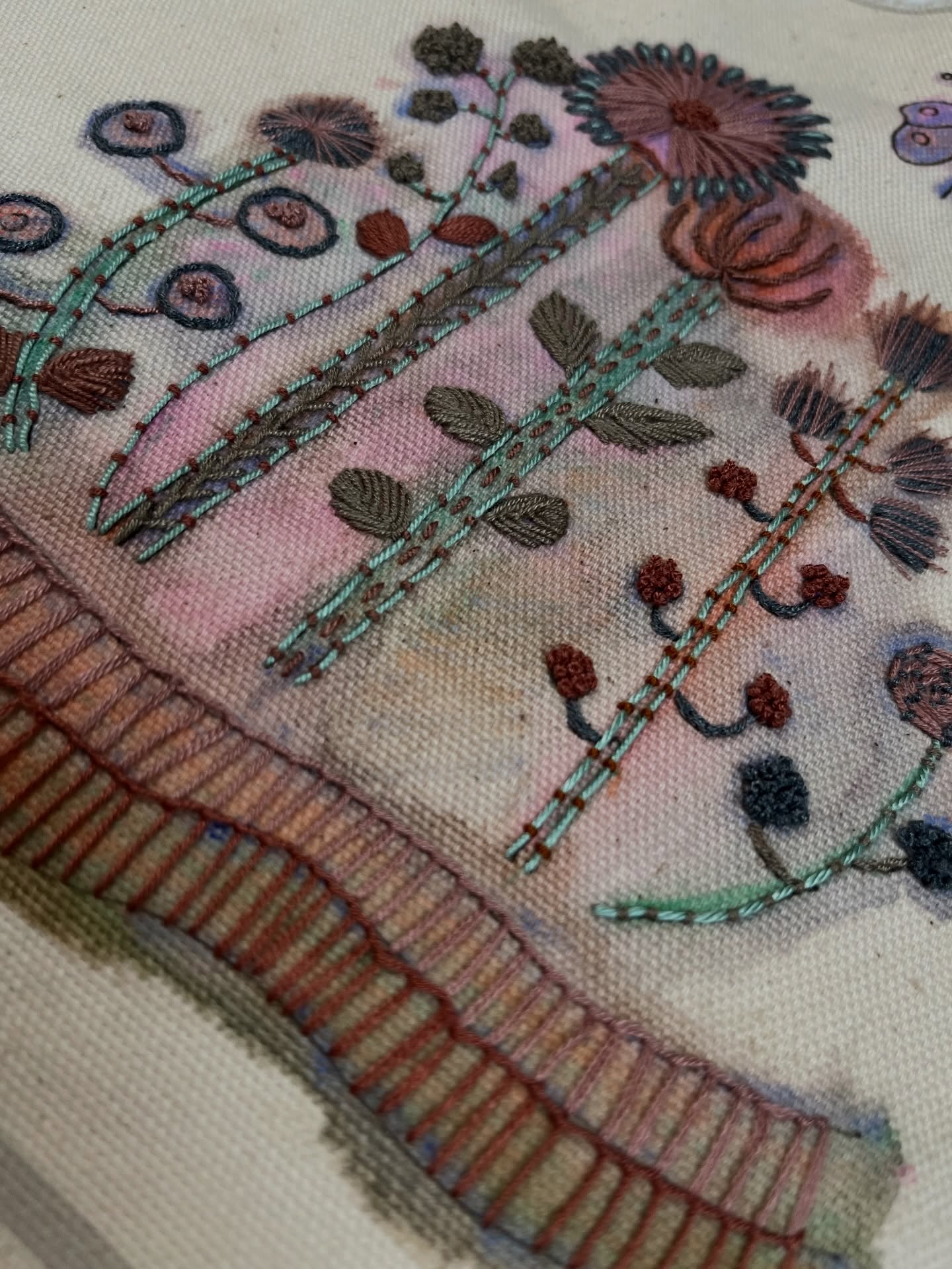 I hope to have this finished today, there is just the butterfly left to embroider.
Then to ponder what to turn it into. I like things to have a purpose, not to be stored away and ignored. Stitched things should be used and adored every day ❤️
#paintandstitch #everydayart #embroideredbutterfly
