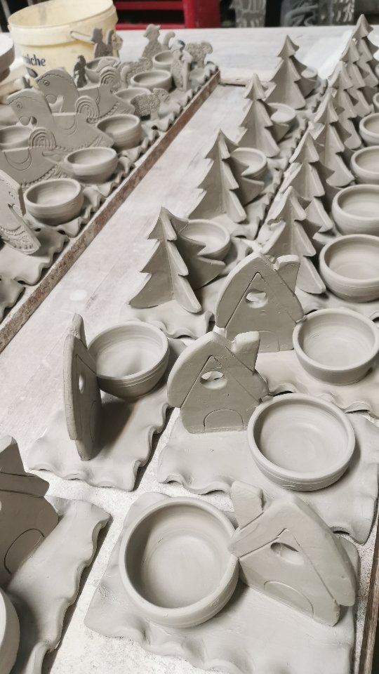 Voici les dernières images de la réalisation des petits bougeoirs.
Ils sont passés en cuisson cette semaine, défournés emballés et rangés pour Noël prochain.
Vous pourrez les découvrir en détail et les acheter à partir de novembre 2026!
#noël2026
#tradition #alsace #soufflenheim #noël