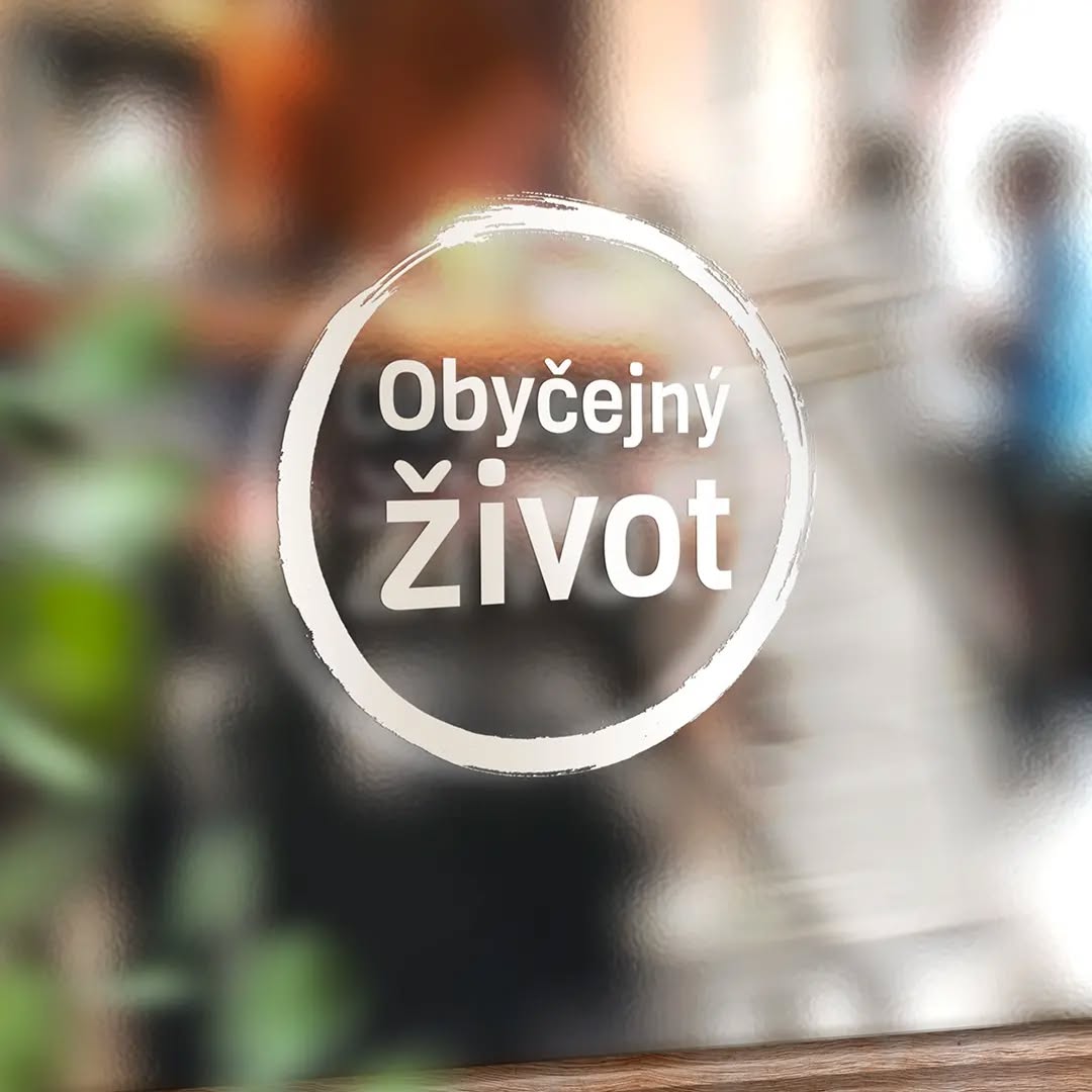 Logo pro neziskovou organizaci Obyčejný život se zaměřením na děti s postižením a jejich pečující. ✅
S majitelkou jsme se rozhodli jít cestou abstraktního vyjádření formou nedokončeného kruhu. Ten vychází z podstaty, že vše v našem životě má začátek a konec – vše se tedy uzavírá, je v kruhu.
Grafická stylizace je formou roztříštěných tahů štětce, které odkazují na obtížnější způsob života. Propojovací dvě tenké čáry značí možnou cestu podpory ze strany neziskové organizace, která pomáhá dětem i rodičům. Vše zakončuje na míru připravené písmo. 🎨
.
.
.
Logo for the non-profit organization Ordinary Life, focusing on children with disabilities and their caregivers. ✅
The owner and I decided to follow the path of abstract expression in the form of an unfinished circle. It is based on the fact that everything in our life has a beginning and an end - so everything closes, is in a circle. Graphic stylization is a form of fragmented brush strokes that refer to a more difficult way of life. The connecting two thin lines indicate a possible path of support from a non-profit organization that helps both children and parents. Everything ends with a custom font. 🎨
#graphic #design #grafika #logo #logodesign #non-profit #organization #assistance #antoninparal