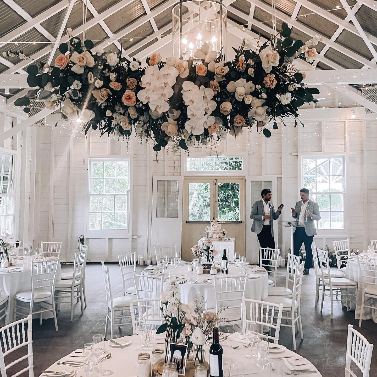 Back at @atholhallvenue for Trish & Kris’s wedding 🌸 #atholhallwedding #hangingflorals #sydneyweddingflorist #northernbeacheswedding #mosmanwedding #sydneyflorist