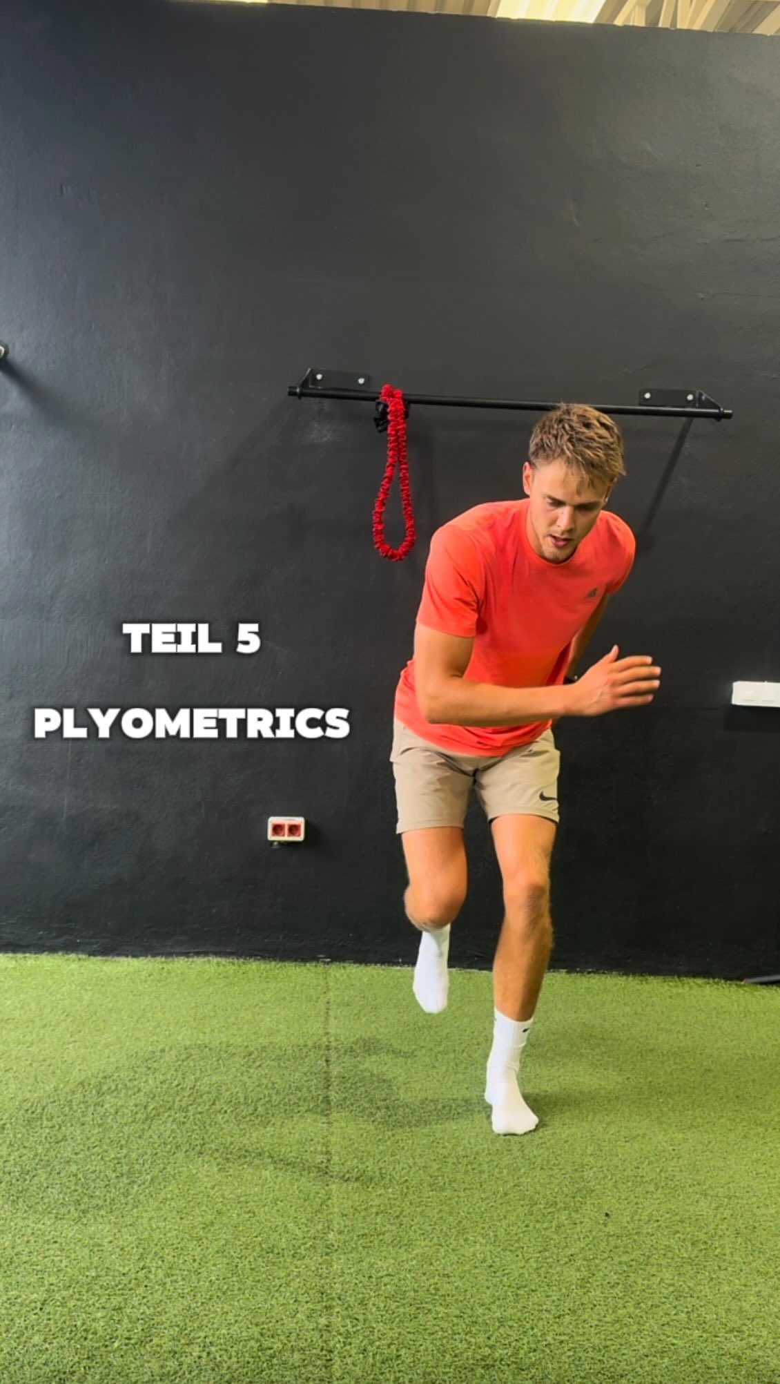 ⬇️ Warum Plyometrics dein Laufen effizienter machen und worauf du achten musst
Plyometrisches Training nutzt die natürliche „Feder“ deiner Muskeln und Sehnen.
Sie werden kurz vorgedehnt, speichern Energie und geben sie beim Abdruck direkt wieder frei – genau wie beim Laufen.
Für dich als Läufer bedeutet das:
* Robustere Sehnen und Bänder
* Bessere Laufökonomie → weniger Energie pro Schritt
* Schnellere und effizientere neuronale Ansteuerung
Wichtig bei der Umsetzung:
✔ wenige, explosive Wiederholungen
✔ ausreichend Pausen für maximale Qualität
✔ 2–3 Einheiten pro Woche mit genügend Erholung
Plyometrics sind kein Konditionstraining, sondern Qualitätstraining für einen stärkeren, effizienteren Laufstil.
➡ Folge mir, wenn du dein Krafttraining als Läufer wirklich verstehen und langfristig verbessern willst.
