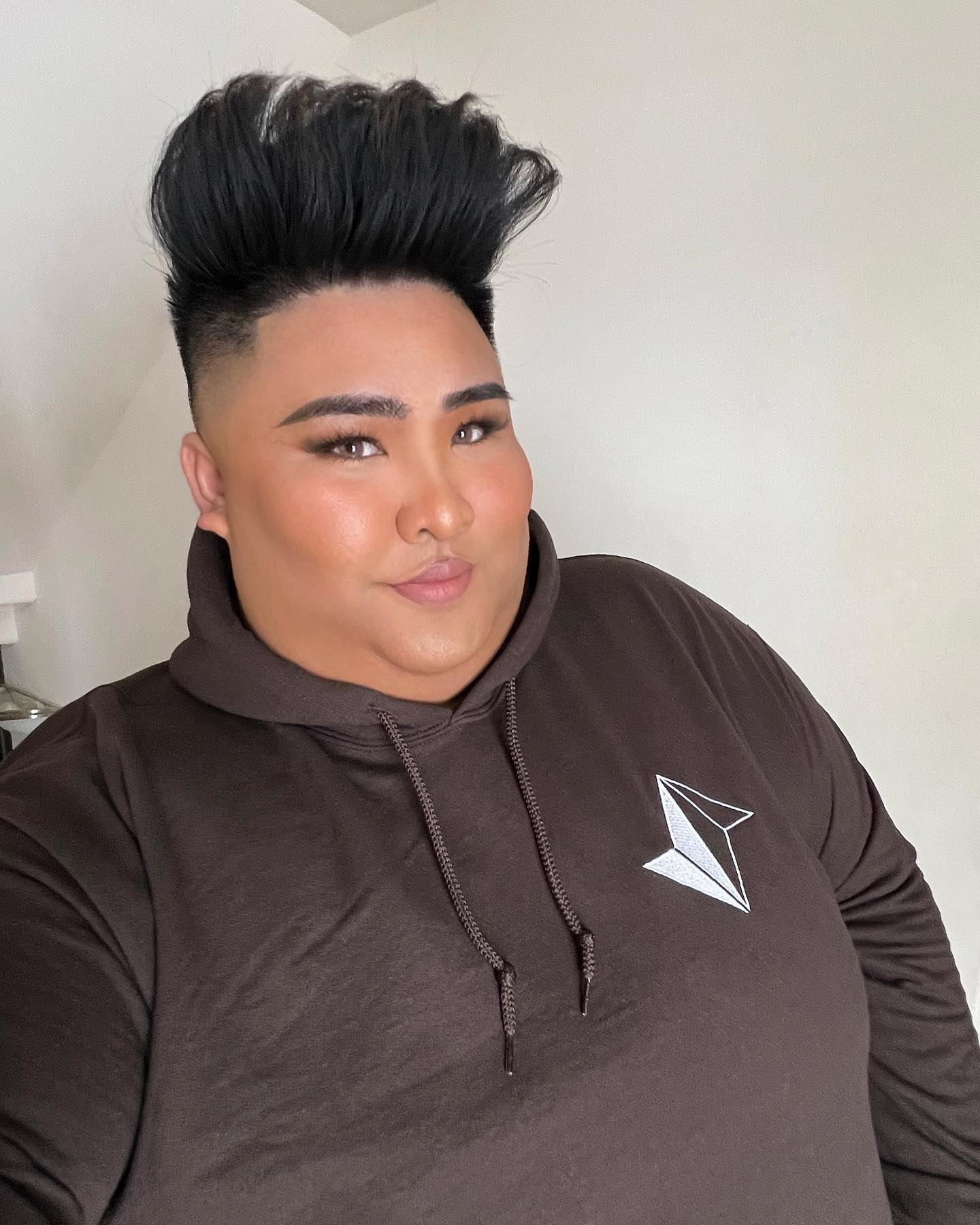 Comfort is my love language, and this customized sweater from @threadacity is speaking it fluently! Bonus points for the added touch of my logo 🤎
DM @threadacity to get your own custom embroidered hoodie and use my code "JEL10"