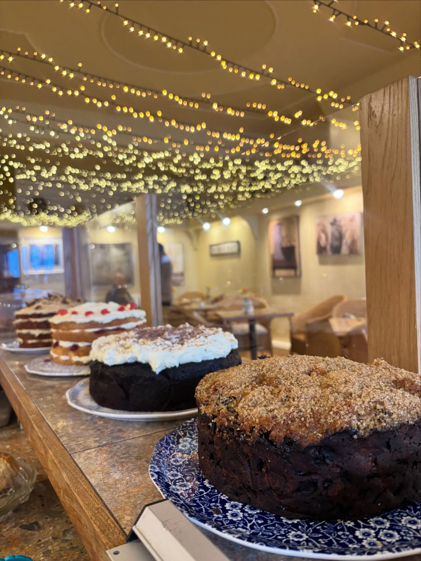 Look at this Saturday morning cake spread!🍰
All made in house🏠
Grab a slice this weekend! We’re open today until 5:00pm🕔