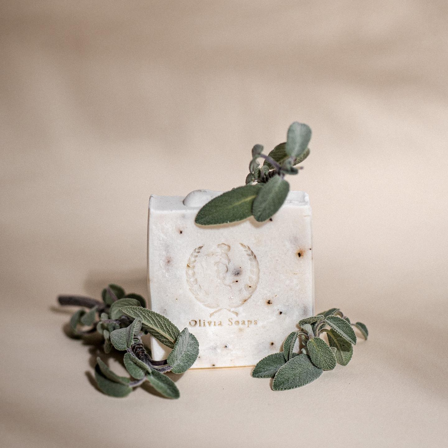 IL LATO OSCURO DEL SAPONE - L’ACQUISTO CONSAPEVOLE
Prima di addentrarmi nei meandri dell’illegalità saponifera, volevo riflettere con voi su un concetto.
L’acquisto consapevole, di cui tanto si parla, che cosa significa davvero?
Io mi sono posta questa domanda come consumatrice prima e anche come produttrice poi.
Il punto è che ci troviamo sommersi da una miriade di informazioni spesso martellanti e a volte puramente di marketing, in cui ognuno tira l’acqua al proprio mulino e spesso ritrasmette solo ciò che è in linea con il proprio prodotto o il proprio pensiero (chi è senza peccato…).
È estremamente difficile per un consumatore riuscire ad avere dati corretti e quindi fare un acquisto consapevole.
Per esempio ci sono degli iter stabiliti che garantiscono la sicurezza dei prodotti (cosmetici ma non solo), dei singoli ingredienti e dei mezzi di produzione.
Quindi come minimo è buon senso acquistare un prodotto controllato e non abusivo.
C’è però poi il dilemma… approvato significa ‘che mi farà bene’? Purtroppo no.
Basti vedere la situazione analoga nell’alimentazione, ad esempio: si trova zucchero ovunque, anche quasi ‘occultato’, eppure è noto e stradimostrato che lo zucchero è dannoso per l’organismo.
E quindi? Come si acquista consapevolmente?
Io faccio così (quantomeno in cosmetica) mi accerto che i prodotti non siano abusivi, mi studio gli ingredienti al meglio delle mie capacità, trovo un’azienda che mi sembri trasparente e di buoni valori e poi PROVO… e ascolto e guardo il mio corpo e lascio che sia lei a darmi il giudizio finale.
E voi che rapporto avete con l’acquisto consapevole? A che cosa fate caso?
.
.
#solidsoap #handmadesoap #saponefattoamano #cosmeticiinregola #cosmesinaturale #oliviasoaps #saponeallasalvia #acquistoconsapevole #rartigianatoitaliano #fvg #ingredientinaturali #artigianato #botanicals #oliessenziali