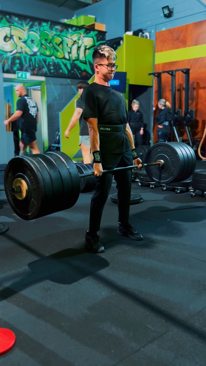 🟢 Deadlift Day 🤩
🟢 The final test after 6 weeks of focused strength work 💪
🟢 Two Tails crew lifting bigger, lifting better, and no shortcuts 💚