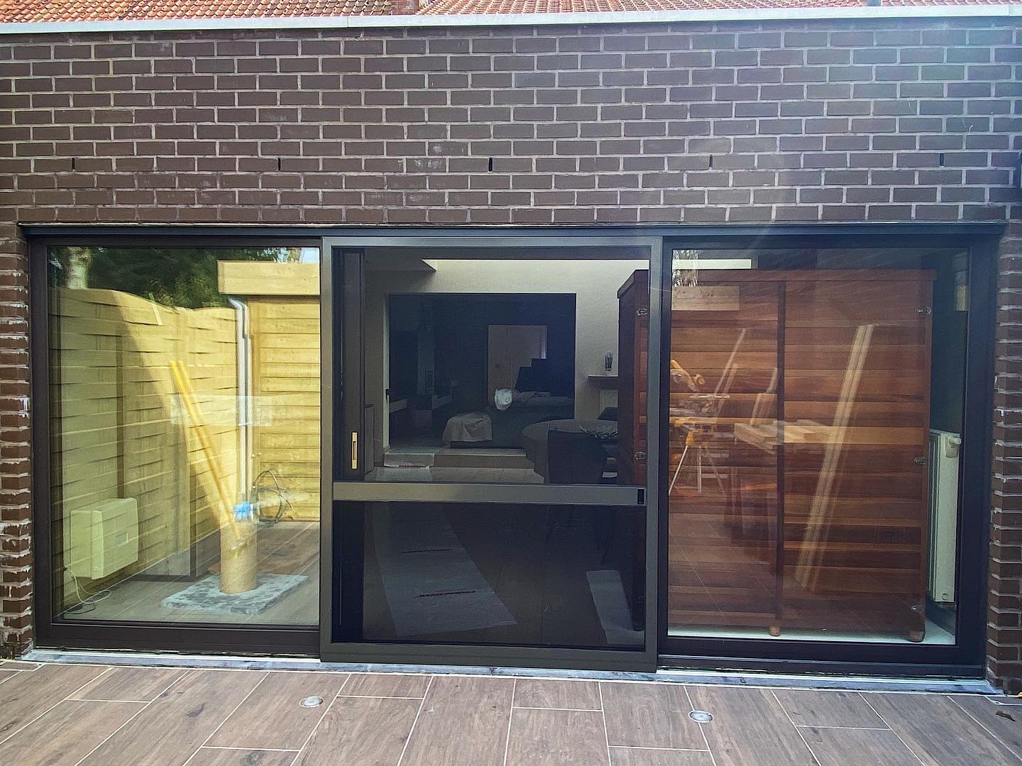 Realisatie te Roeselare! 💥
De klant koost voor een schuifdeur om de doorgang naar het vernieuwd terras af te sluiten voor ongewenste insecten.
Onderaan werd gekozen voor petscreen om de kat de baas te blijven! 😄
#alusolutions #aluminium #vliegendeur #opmaat #passievoormaatwerk