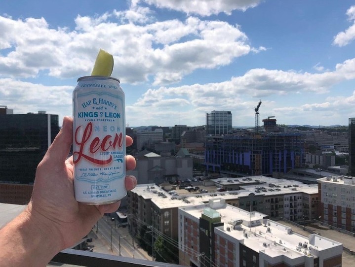 Cheers to no more sunsets before 5:00 anymore! 🎉🍻 @hap_and_harrys
#HapandHarrys #NeonLeon #RSLipman #Lager #cheers #Nashville #Tennessee