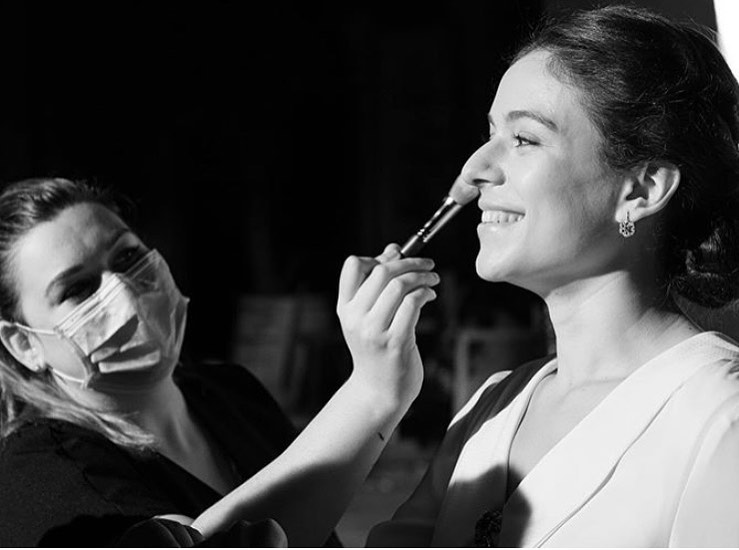 Hace mil que no subo foto por aquí y que mejor que retocando a la preciosisima @claragarridoa 😍😍😍 foto de @marc_parejo . #acacias38 #genoveva #seriestv #retoques #unavita #maquillaje #boomerangtv