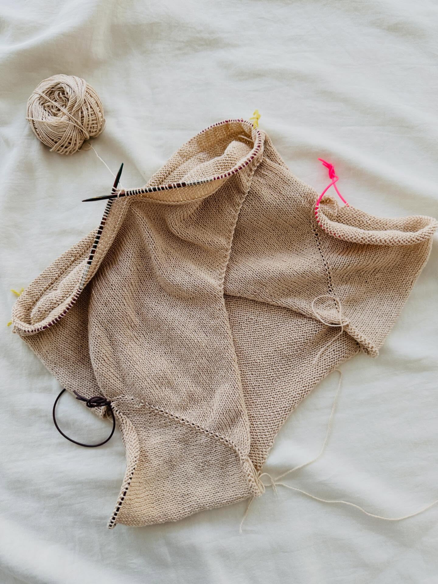 It’s feeling so good to finally have summer on my knitting needles 🥰 Progress is slow, because of teeny tiny needles, but I am pretty sure that the result will be worth it ☺️
.
.
.
Pattern in progress by me: a summer version of the Camille Dress
.
Yarn: Morning Salutation Vegan Fino in the shade Eierschale by @kremke_yarns
.
Advertising
.
#knit #knitknitknit #knittersgonnaknit #stricken #strickenmachtglücklich
