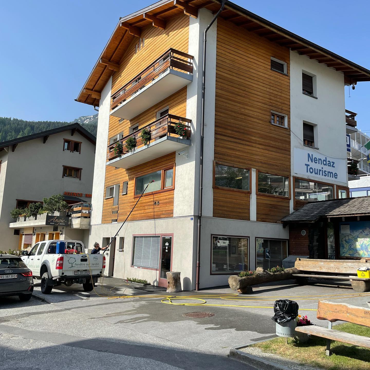 Fenêtre sur Jardin doing some Fenêtres 🤩
-
#nendaz #nendazswitzerland #windowcleaning #clearview