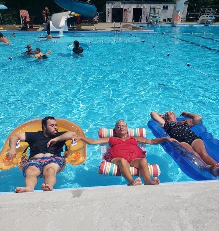 Some of our lovely members enjoying the sun! 🙌❤️