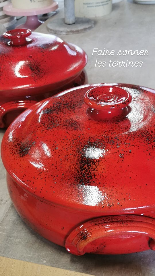 Les premières terrines rondes "cassolettes" sont sorties du four cette semaine.
Avant de les mettre au magasin je les fais sonner pour vérifier si elles n'ont pas de défaut, si elles ont une fissure on l'entendrais au son.
#soufflenheim #potée #choucroute #tradition