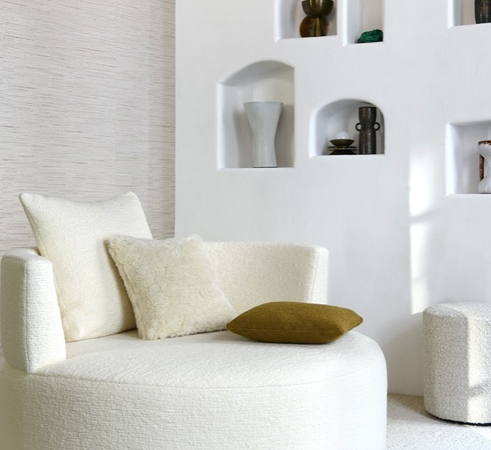 This week I did my first site visit for a while, it did feel quite odd not to shake hands with colleagues but it was refreshing to be out and about again and talking about a new country home development. During my planning this week I’m starting to see a huge trend for matt white coming through. It’s simplicity feels just right for the mood now. I’ve always been a fan of matt white, growing up in Spain it’s everywhere and where I take many of my influences from. This hug in an armchair is made from an elegant terry fleece wool and is called ‘Kosi’ from @lelievreparis #mattwhite #interiorstrend #spanishinfluence #designtrend #interiordesigner #oxfordshire